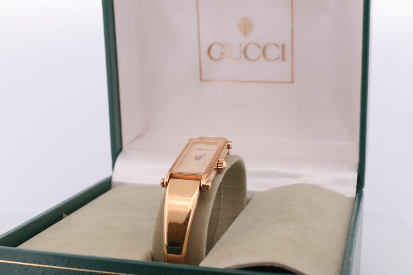 Vintage GUCCI 1500L Quartz Watch Timepiece. Gucci MOP Gold Tone Bangle Wrist Watch Ladies. st(55)
