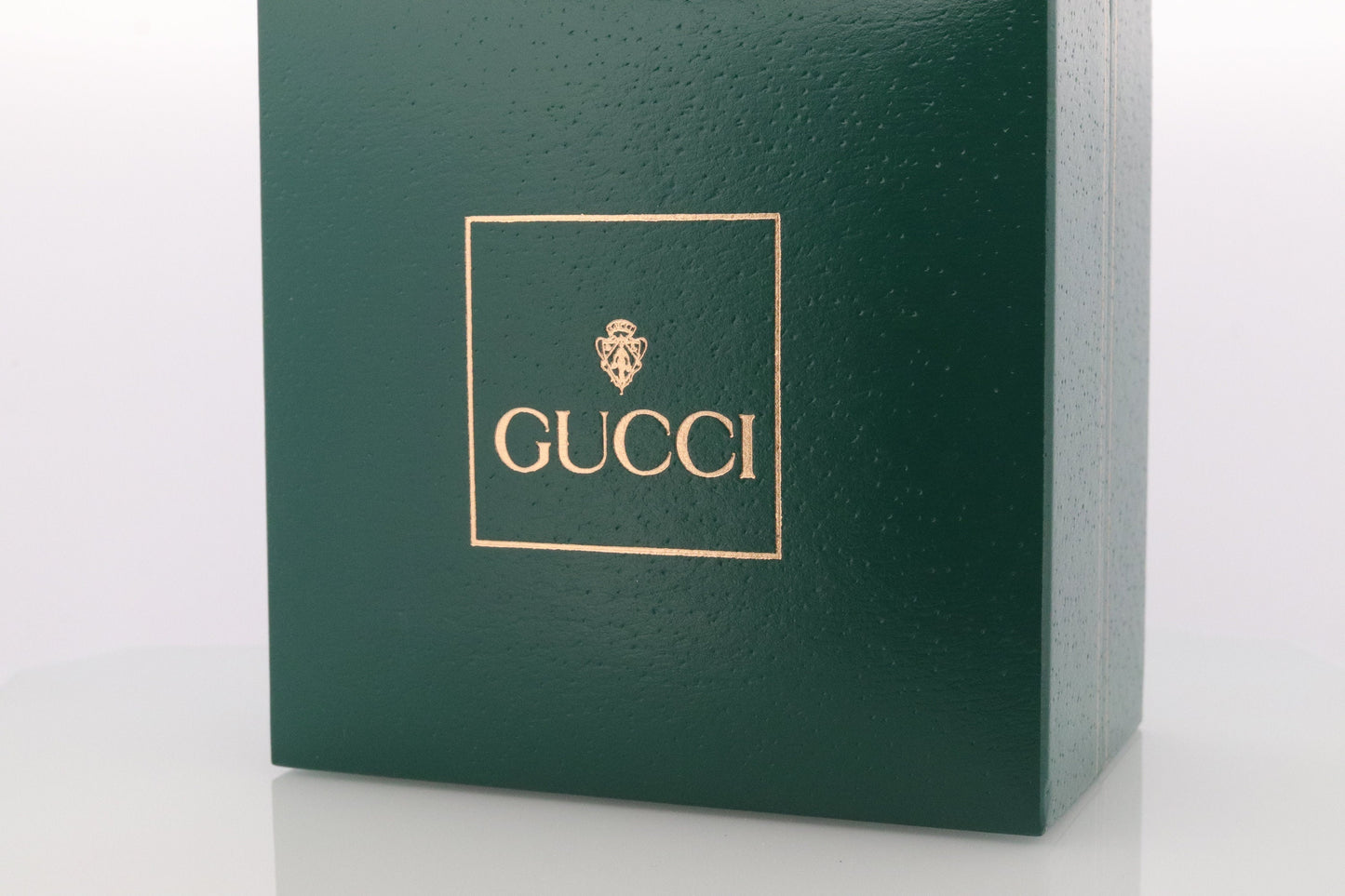 Vintage GUCCI 1500L Quartz Watch Timepiece. Gucci MOP Gold Tone Bangle Wrist Watch Ladies. st(55)