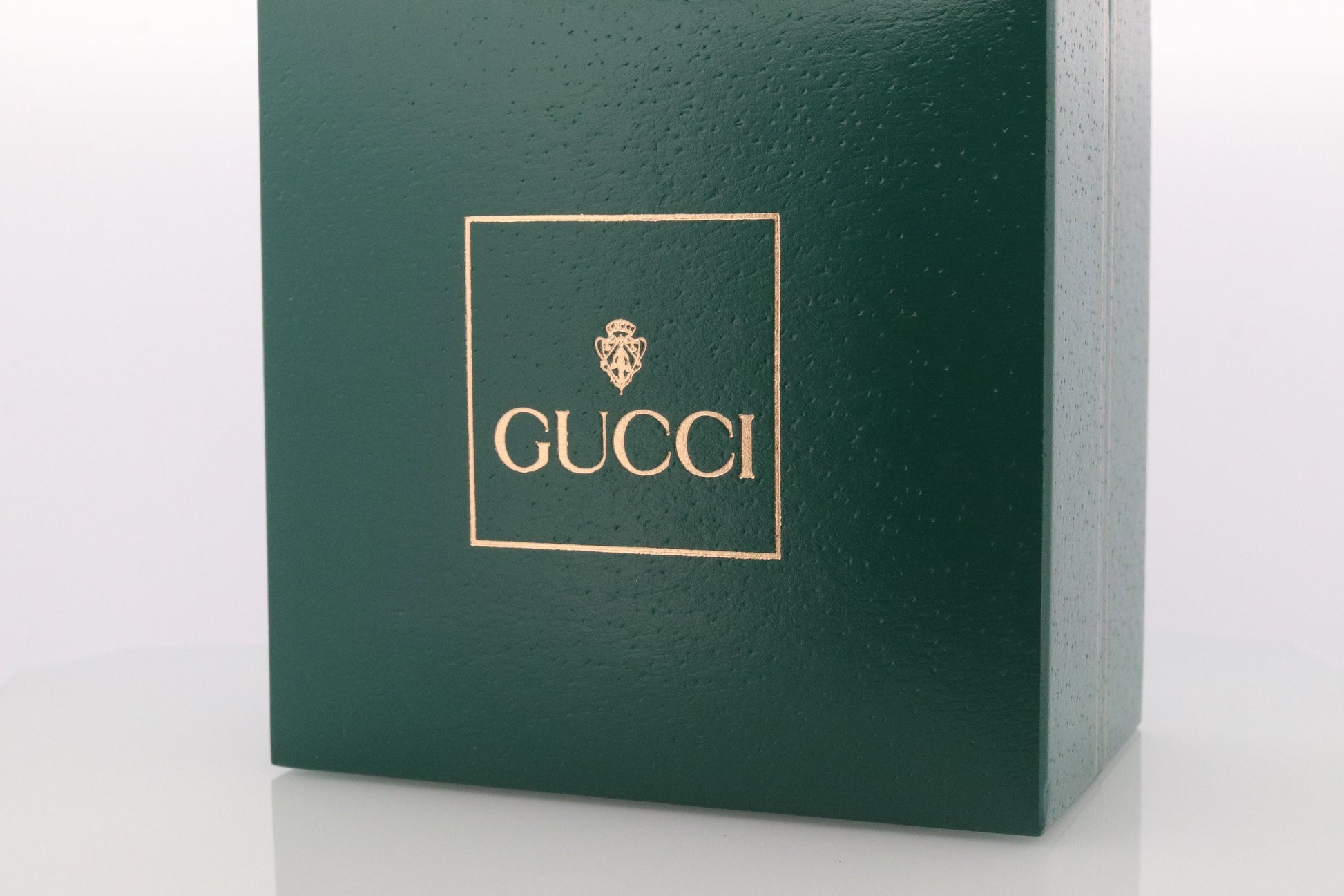 Vintage GUCCI 1500L Quartz Watch Timepiece. Gucci MOP Gold Tone Bangle Wrist Watch Ladies. st(55)