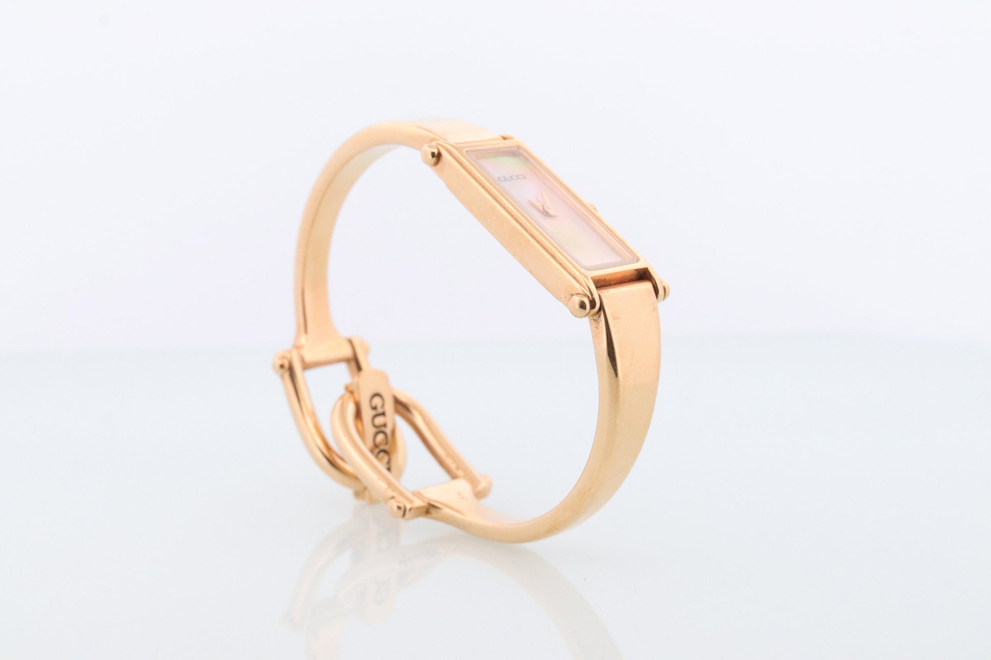 Vintage GUCCI 1500L Quartz Watch Timepiece. Gucci MOP Gold Tone Bangle Wrist Watch Ladies. st(55)