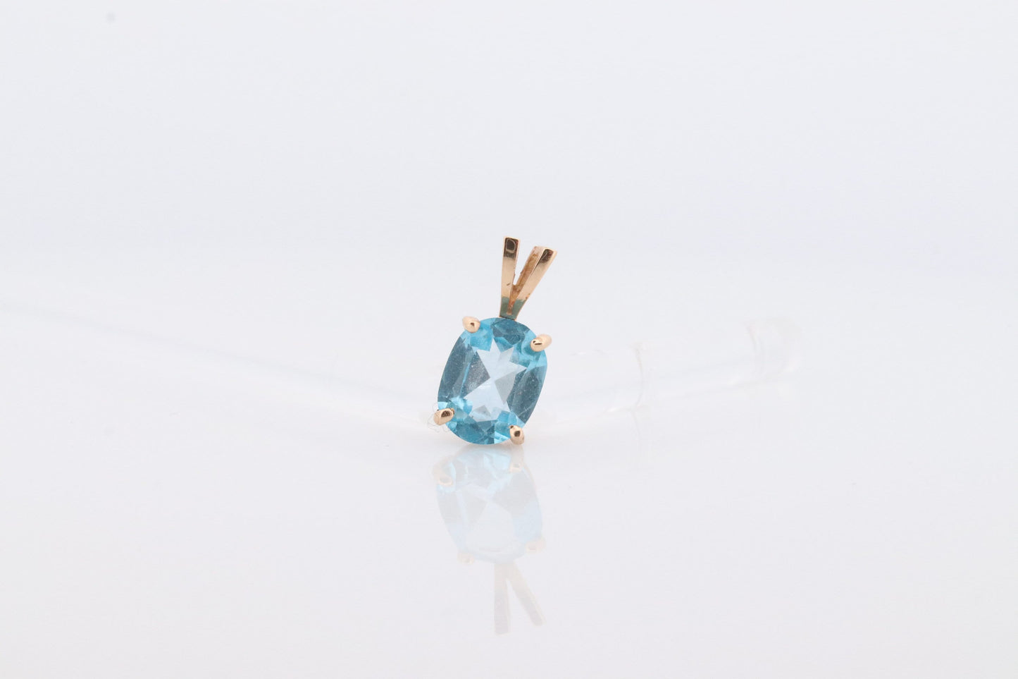 14k Blue TOPAZ Pendant. High quality solitaire oval pendant piece. st(42)