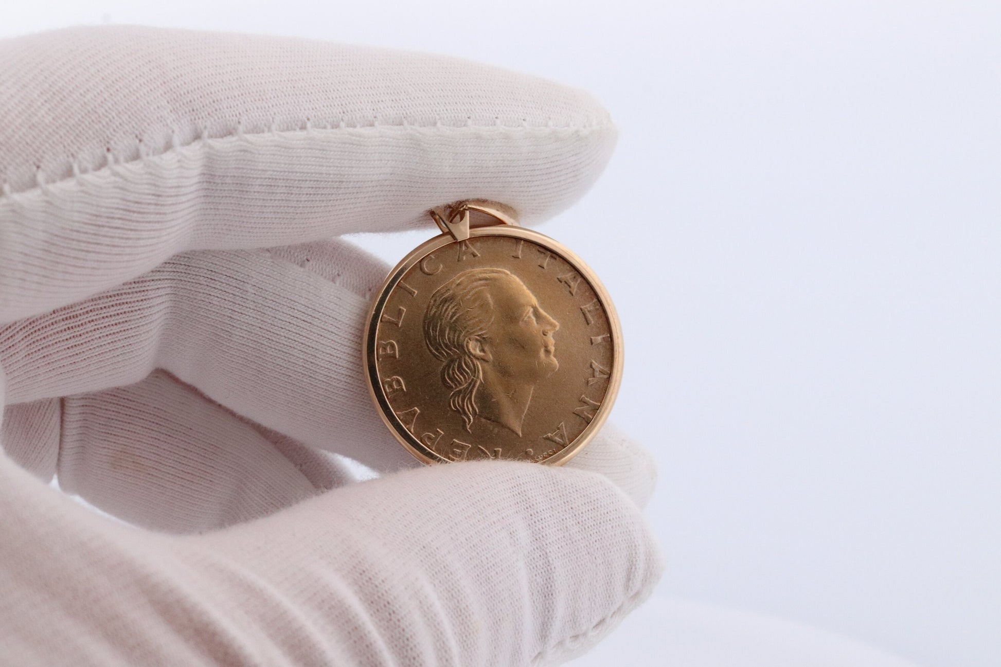 14k Coin Pendant Medallion. 14k 200 Lire Italian Republic 1995 Coin bezel set Charm. st(73)