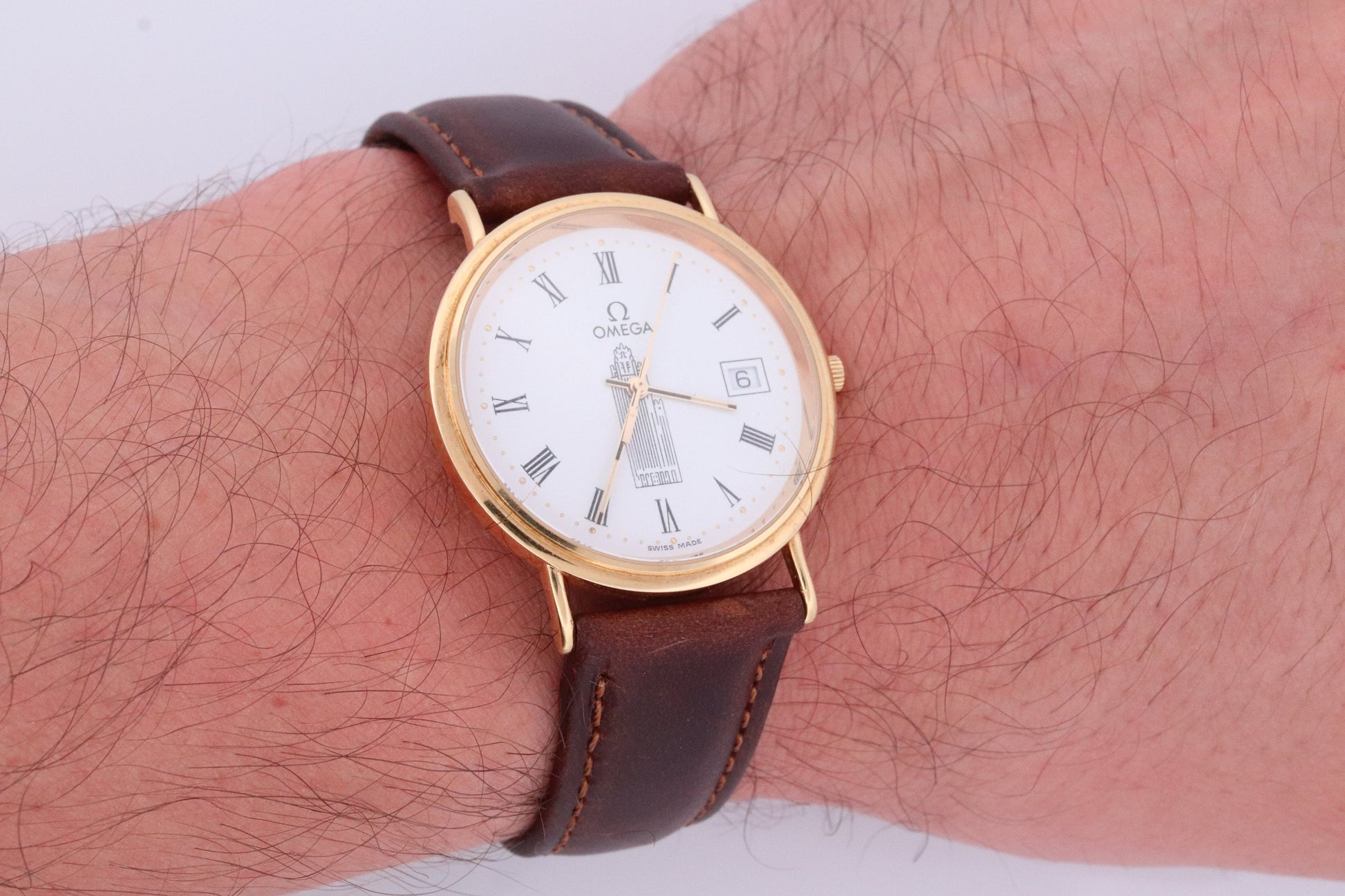 OMEGA Seamaster Jubilee. 18k Yellow Gold Omega Quartz Chicago Tower face. Mens 18k Yellow Gold Watch. Date. Omega Wristwatch