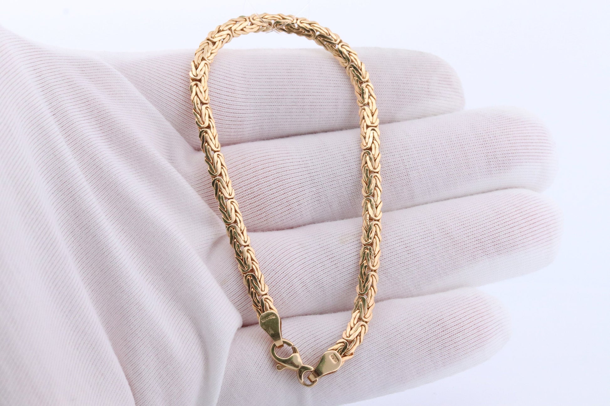 18k Byzantine Bracelet. 18k Yellow Gold Wide Flattened Flat Byzantine Bracelet. 4.2grams 4mm wide. Italy