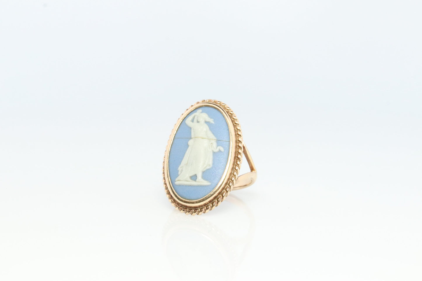 10k Wedgwood Cameo Oval Bezel ring. Wedgwood Made in England Ceramic Cameo Signet ring.