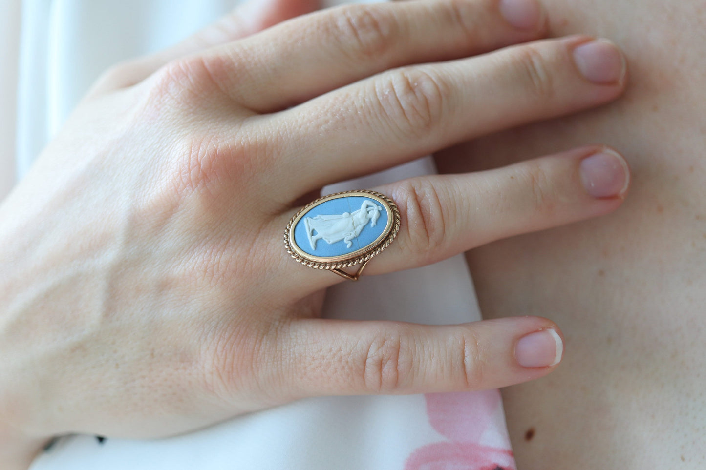 10k Wedgwood Cameo Oval Bezel ring. Wedgwood Made in England Ceramic Cameo Signet ring.