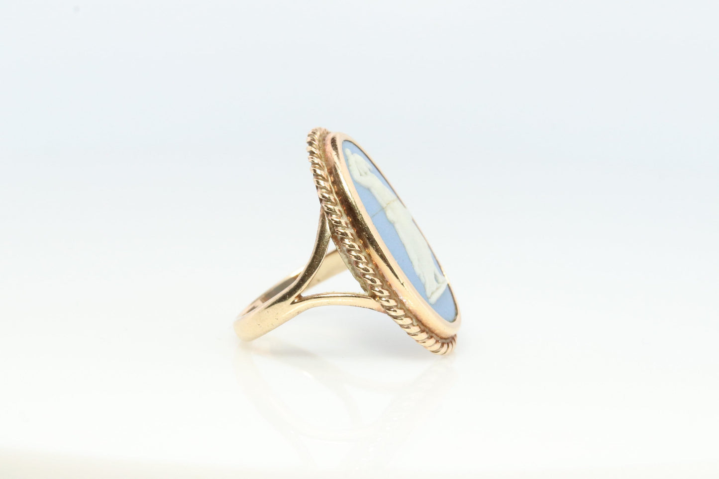 10k Wedgwood Cameo Oval Bezel ring. Wedgwood Made in England Ceramic Cameo Signet ring.