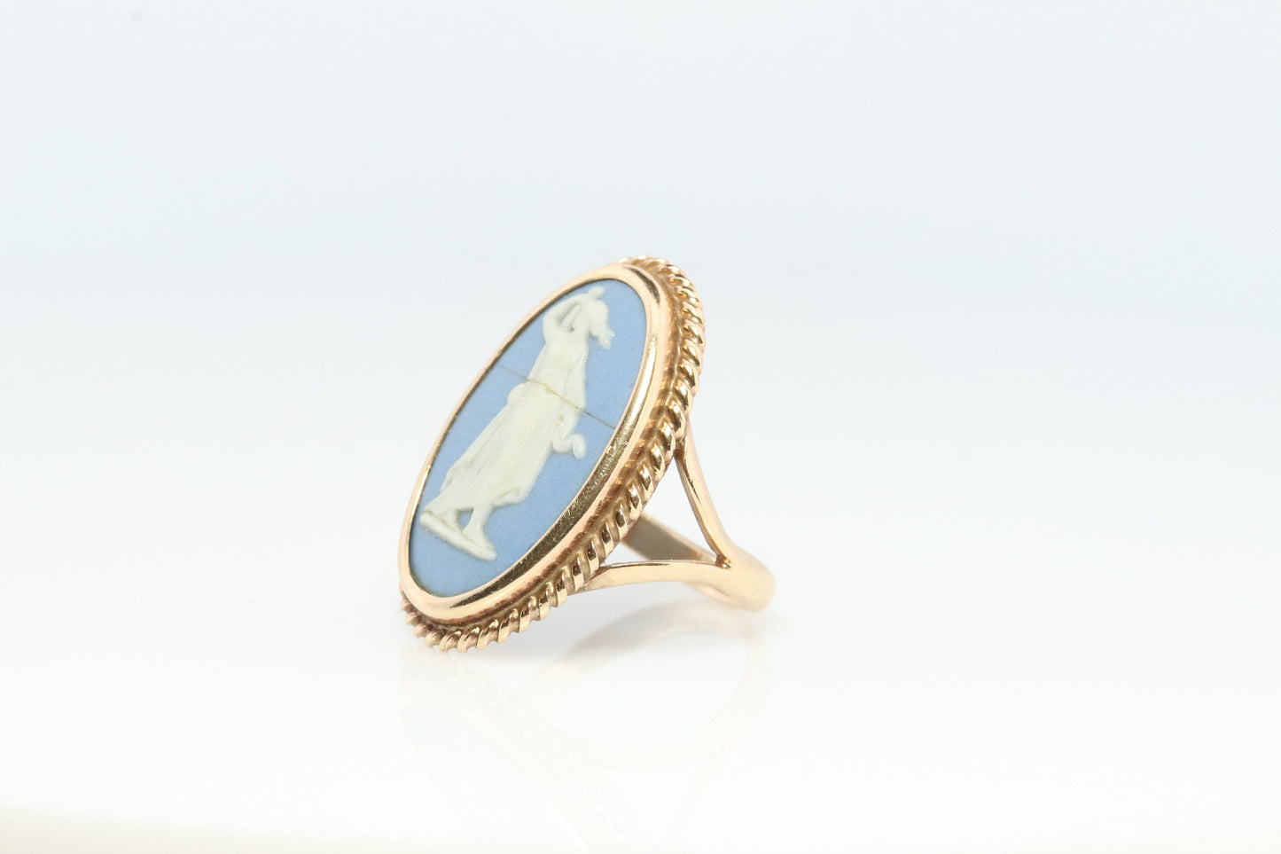 10k Wedgwood Cameo Oval Bezel ring. Wedgwood Made in England Ceramic Cameo Signet ring.