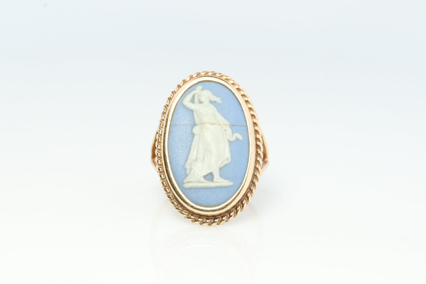 10k Wedgwood Cameo Oval Bezel ring. Wedgwood Made in England Ceramic Cameo Signet ring.