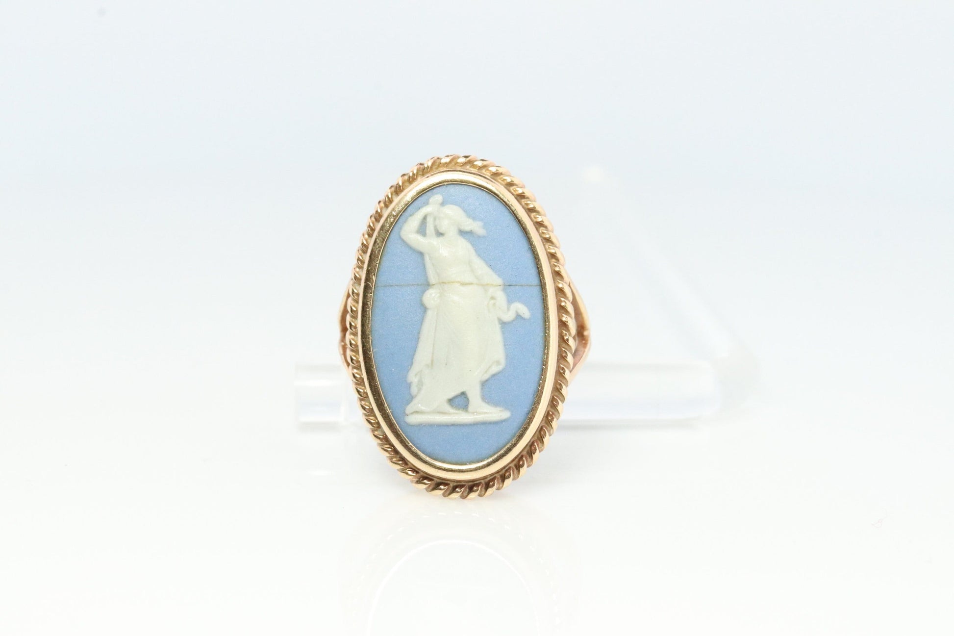 10k Wedgwood Cameo Oval Bezel ring. Wedgwood Made in England Ceramic Cameo Signet ring.