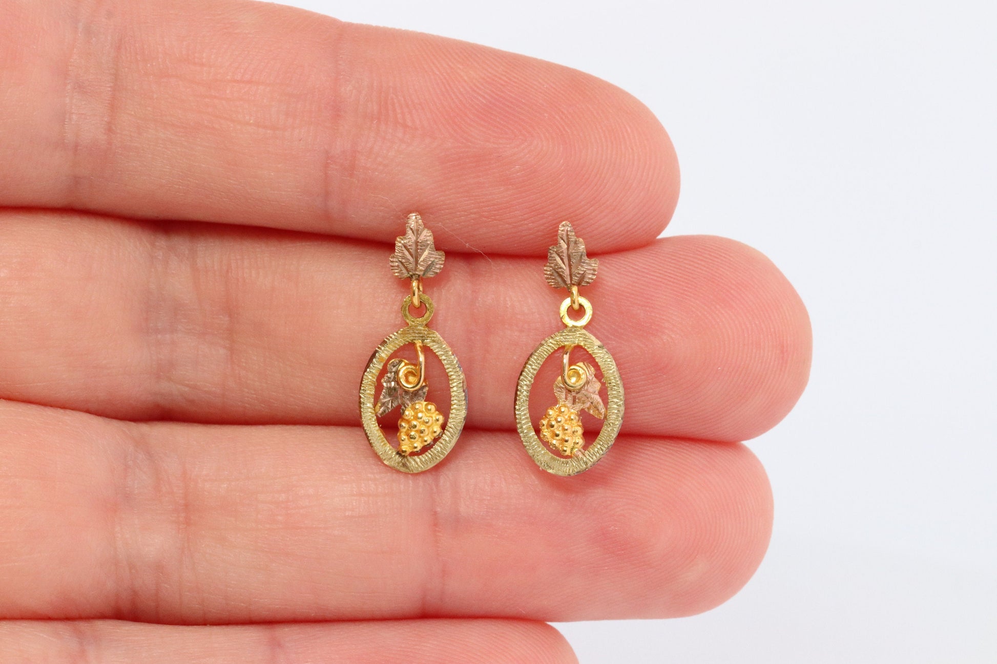 Black Hills Gold Dangle earrings. 10k Black Hills Vine Leaves Dangle earrings
