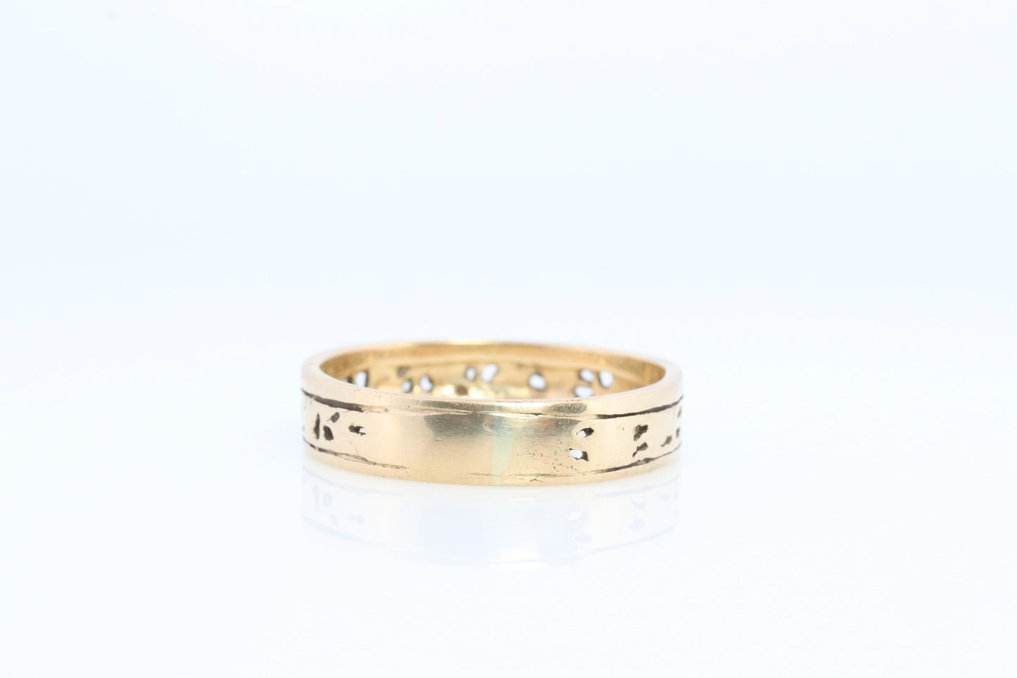 14k Wide Filigree Daisy Ornate band. Vintage Flower Embossed engraved design. Size12 4.4gram