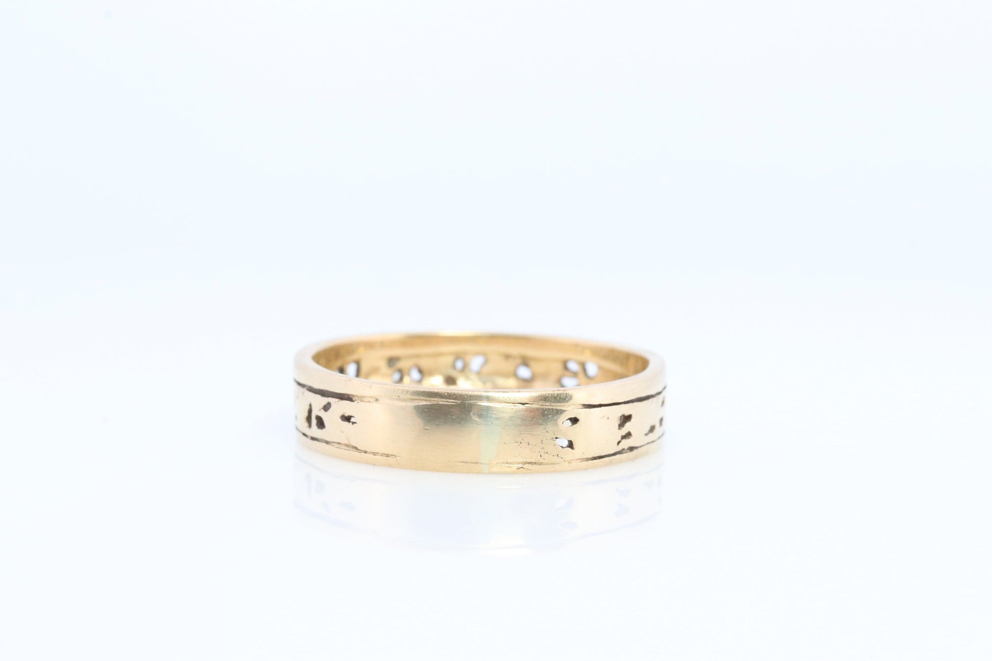 14k Wide Filigree Daisy Ornate band. Vintage Flower Embossed engraved design. Size12 4.4gram