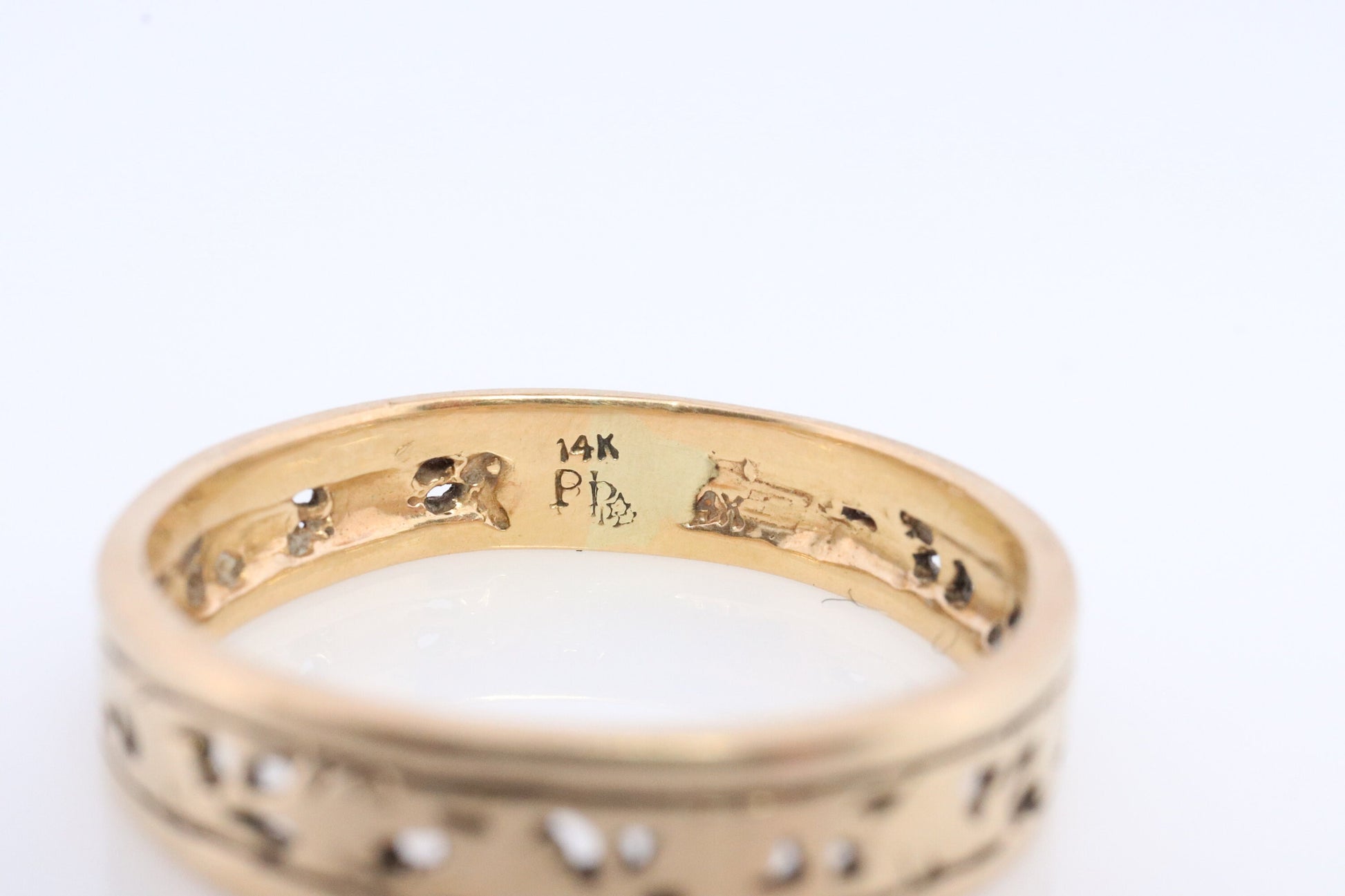 14k Wide Filigree Daisy Ornate band. Vintage Flower Embossed engraved design. Size12 4.4gram