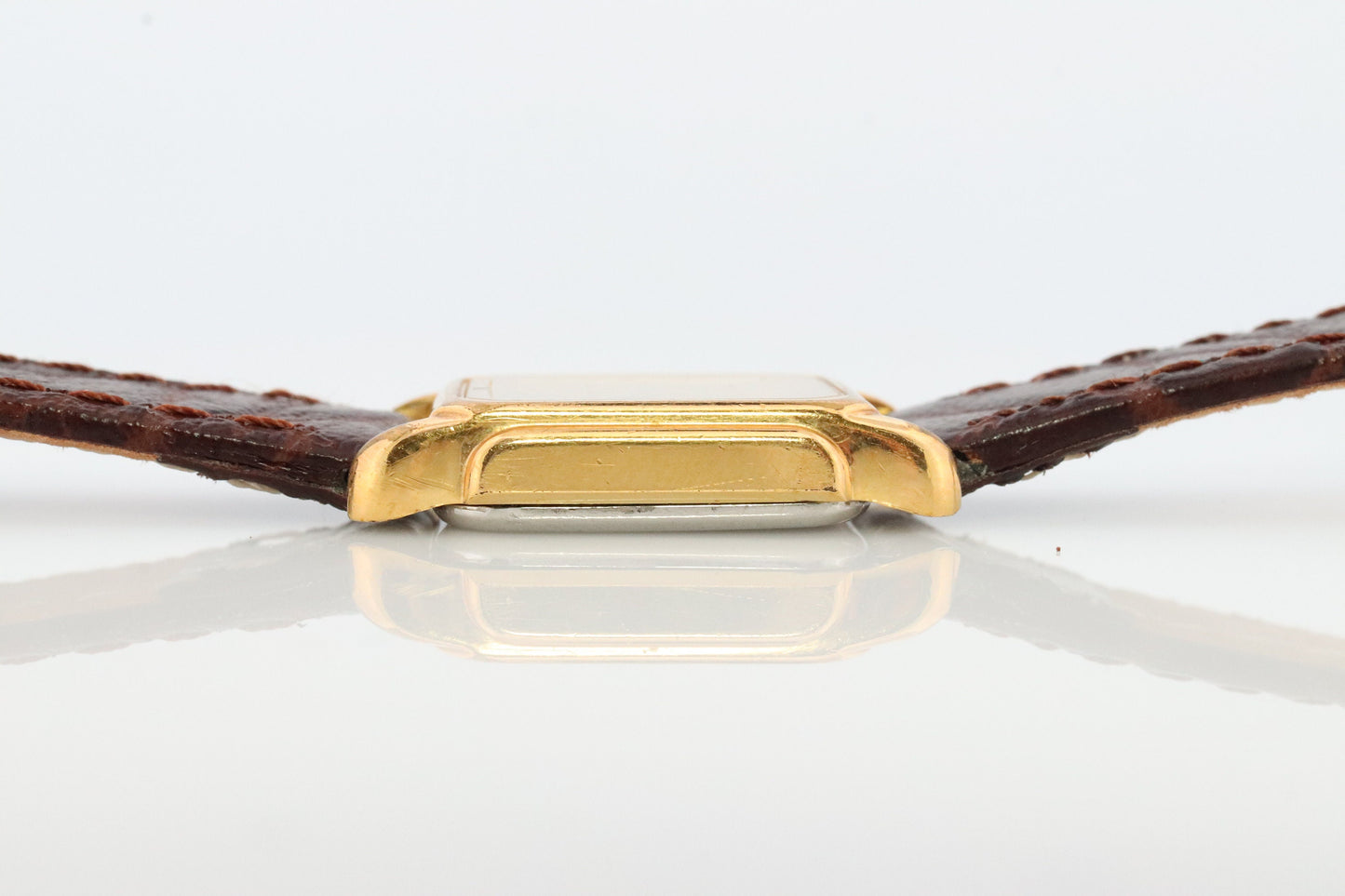 Bucherer Quartz wristwatch. Gold-tone bezel SWISS battery watch. Minimalist design. Serviced. Model 40171 Dp