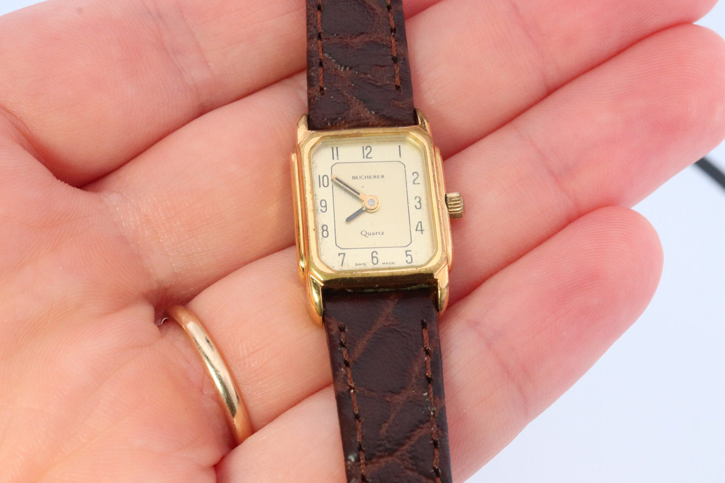 Bucherer Quartz wristwatch. Gold-tone bezel SWISS battery watch. Minimalist design. Serviced. Model 40171 Dp