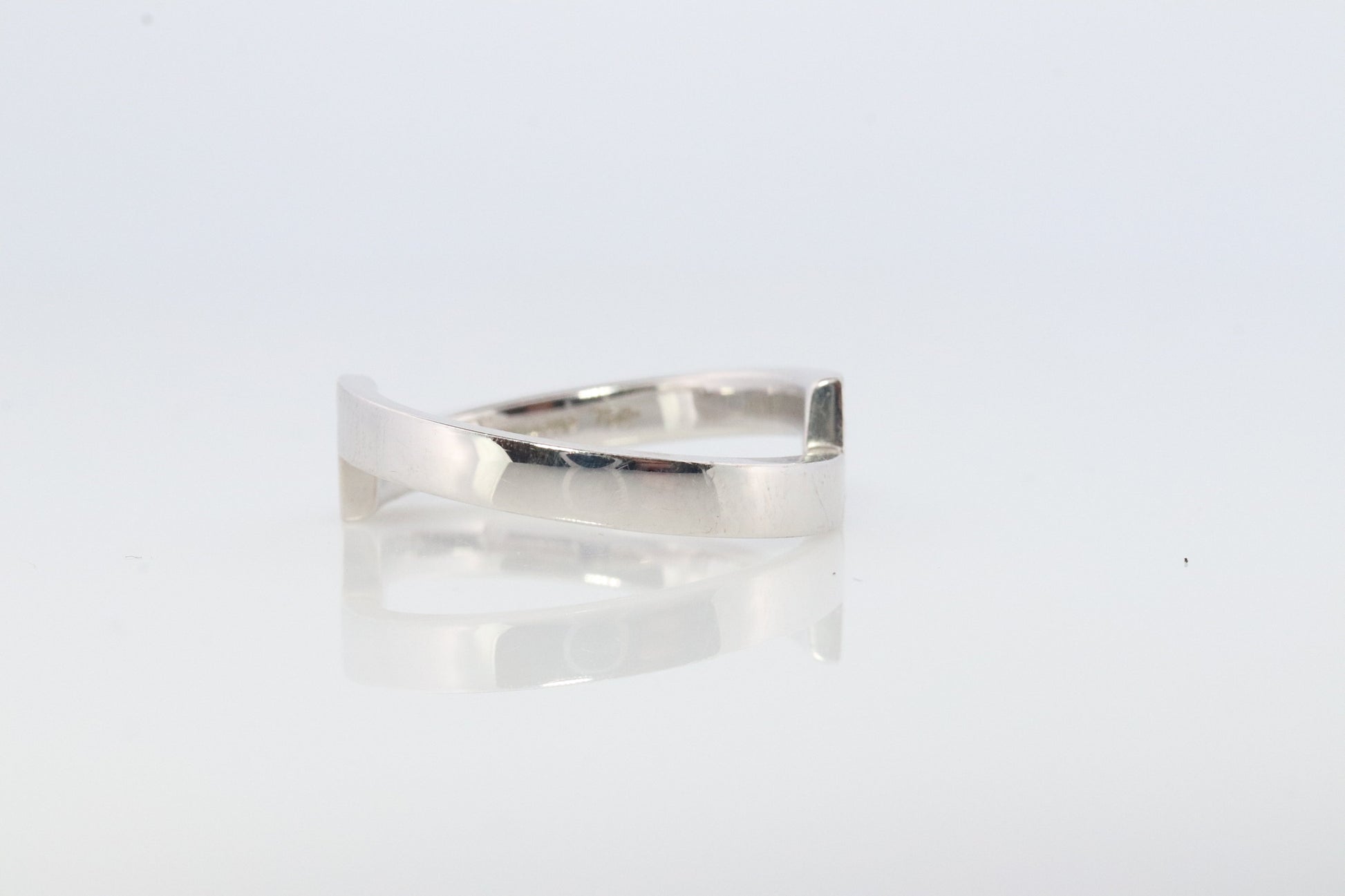 Mikimoto Ring. Vintage 750 Mikimoto Diamond Shifted ring. Mikimoto Diamond Cluster Bombe band. Mikimoto 18k White Gold Wedding band
