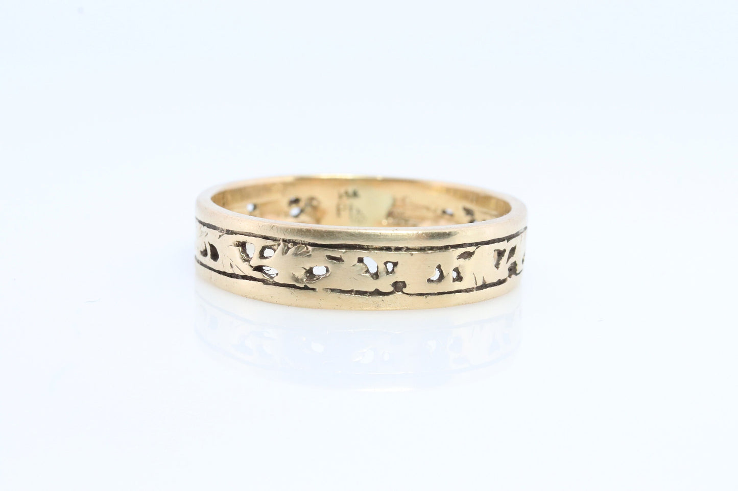 14k Wide Filigree Daisy Ornate band. Vintage Flower Embossed engraved design. Size12 4.4gram