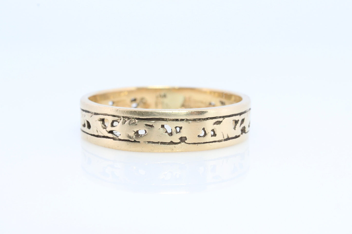 14k Wide Filigree Daisy Ornate band. Vintage Flower Embossed engraved design. Size12 4.4gram