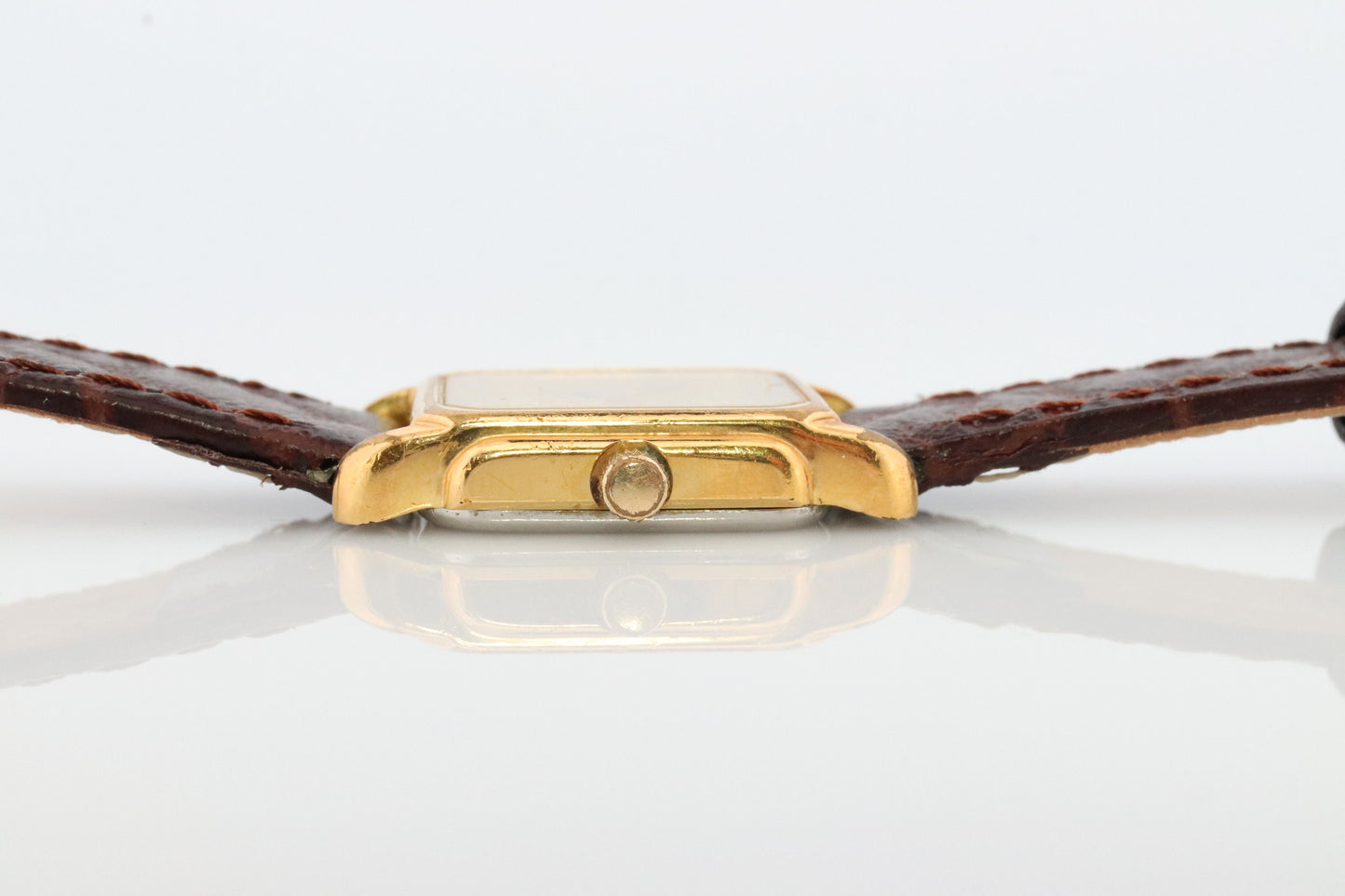 Bucherer Quartz wristwatch. Gold-tone bezel SWISS battery watch. Minimalist design. Serviced. Model 40171 Dp