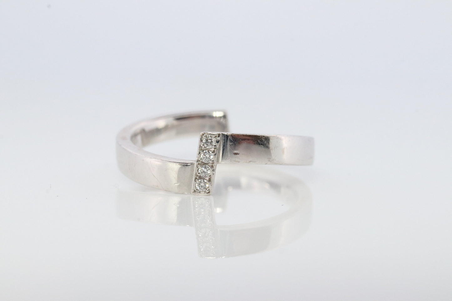 Mikimoto Ring. Vintage 750 Mikimoto Diamond Shifted ring. Mikimoto Diamond Cluster Bombe band. Mikimoto 18k White Gold Wedding band
