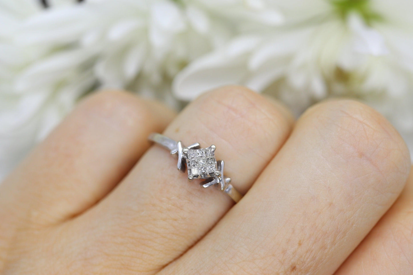 10k Princess DIAMOND cluster illusion solitaire ring. Square Diamond band.