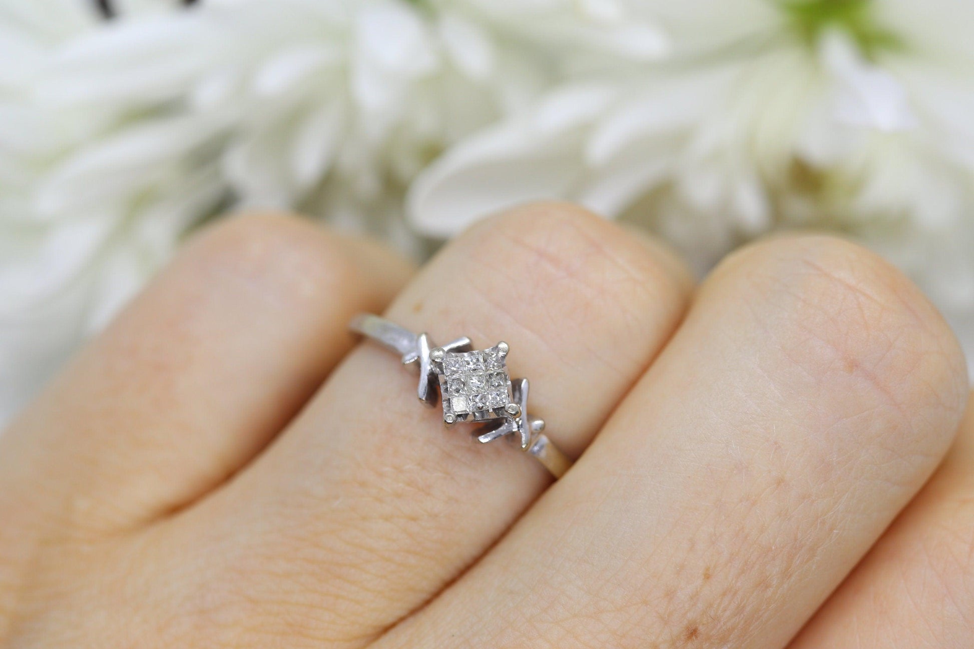 10k Princess DIAMOND cluster illusion solitaire ring. Square Diamond band.