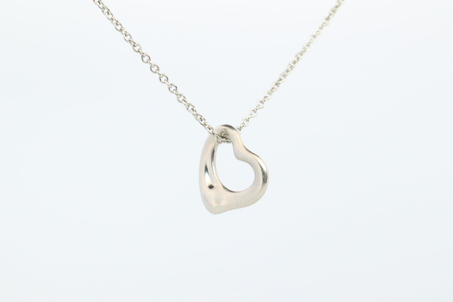 Tiffany and Co Heart Pendant. Platinum Tiffany Elsa Peretti Heart Necklace