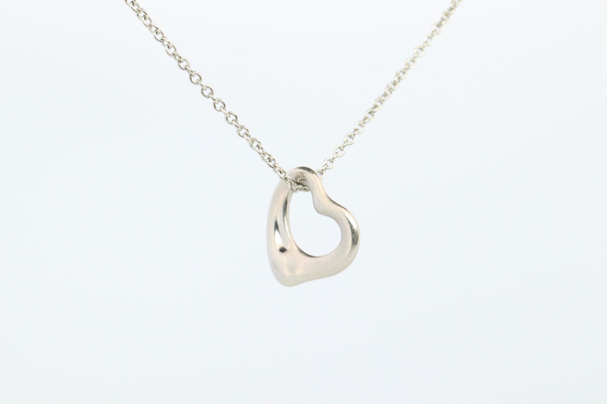 Tiffany and Co Heart Pendant. Platinum Tiffany Elsa Peretti Heart Necklace