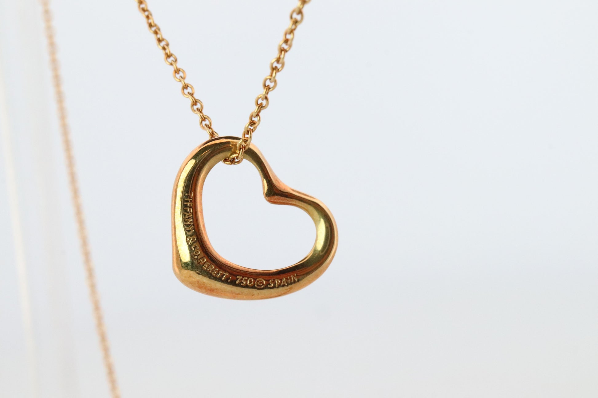 Tiffany and Co Heart Pendant. 18k Tiffany Elsa Peretti Heart Necklace