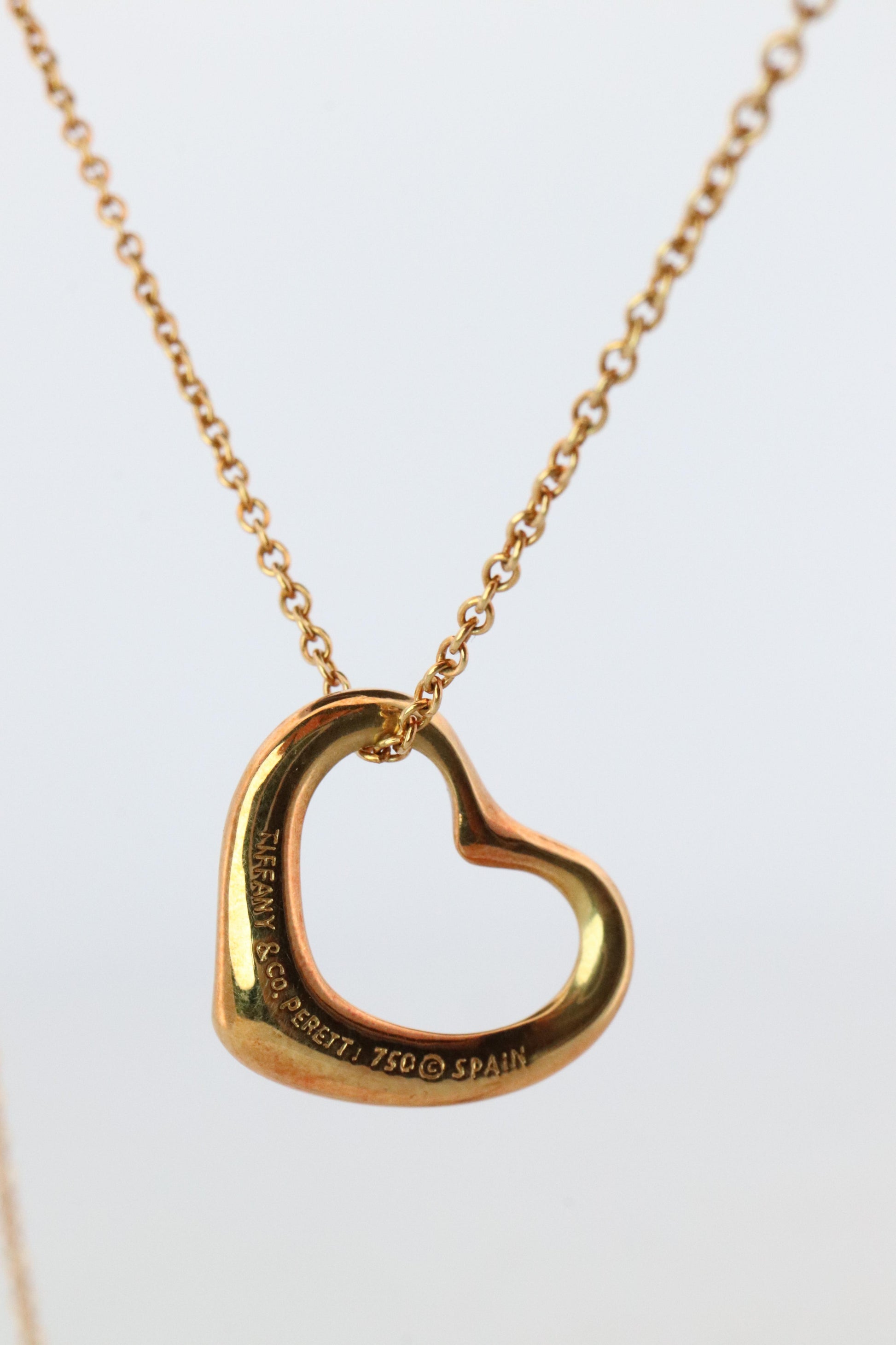 Tiffany and Co Heart Pendant. 18k Tiffany Elsa Peretti Heart Necklace