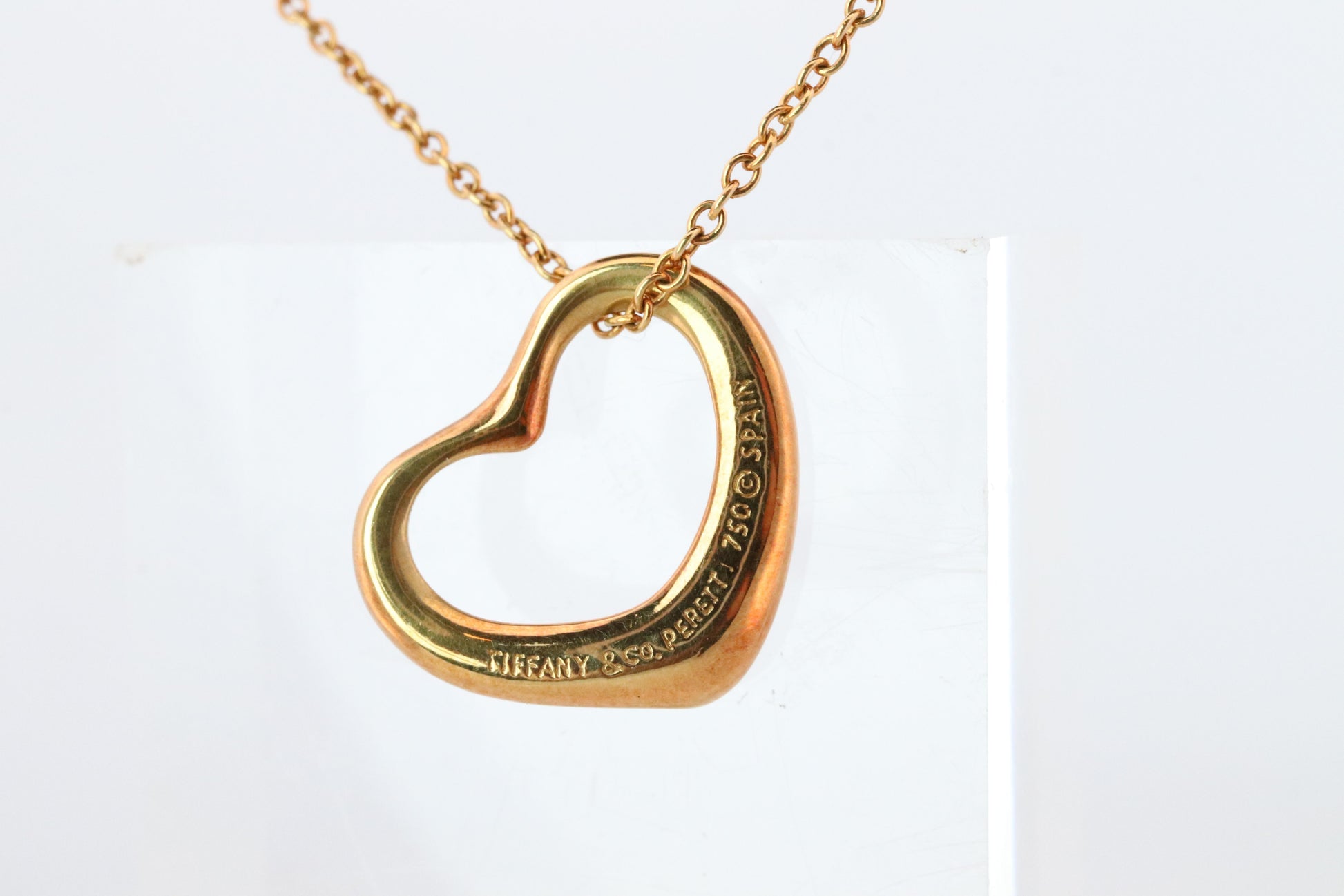 Tiffany and Co Heart Pendant. 18k Tiffany Elsa Peretti Heart Necklace