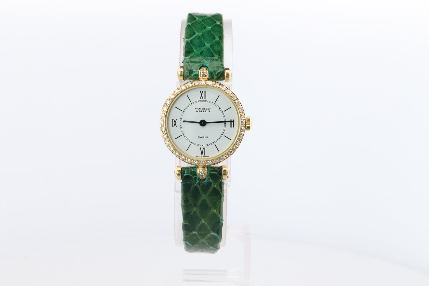 Van Cleef and Arpels 18901 B1 watch. 18k Gold VCA Classique Diamond Bezel.