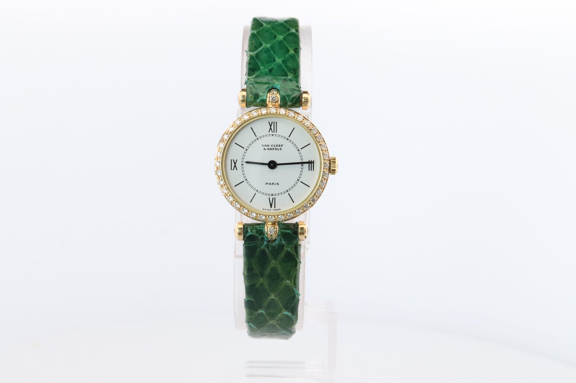 Van Cleef and Arpels 18901 B1 watch. 18k Gold VCA Classique Diamond Bezel.