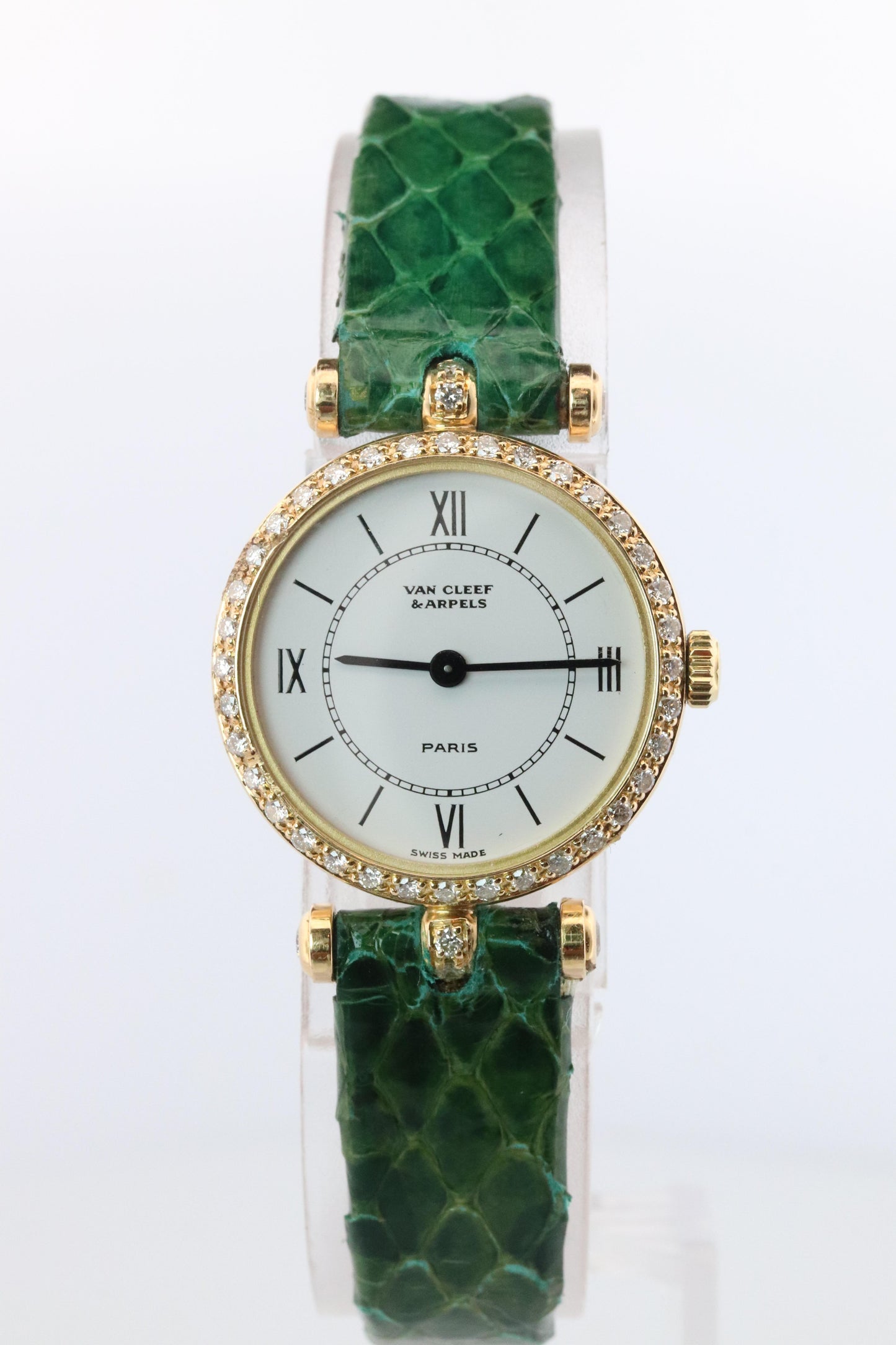 Van Cleef and Arpels 18901 B1 watch. 18k Gold VCA Classique Diamond Bezel.