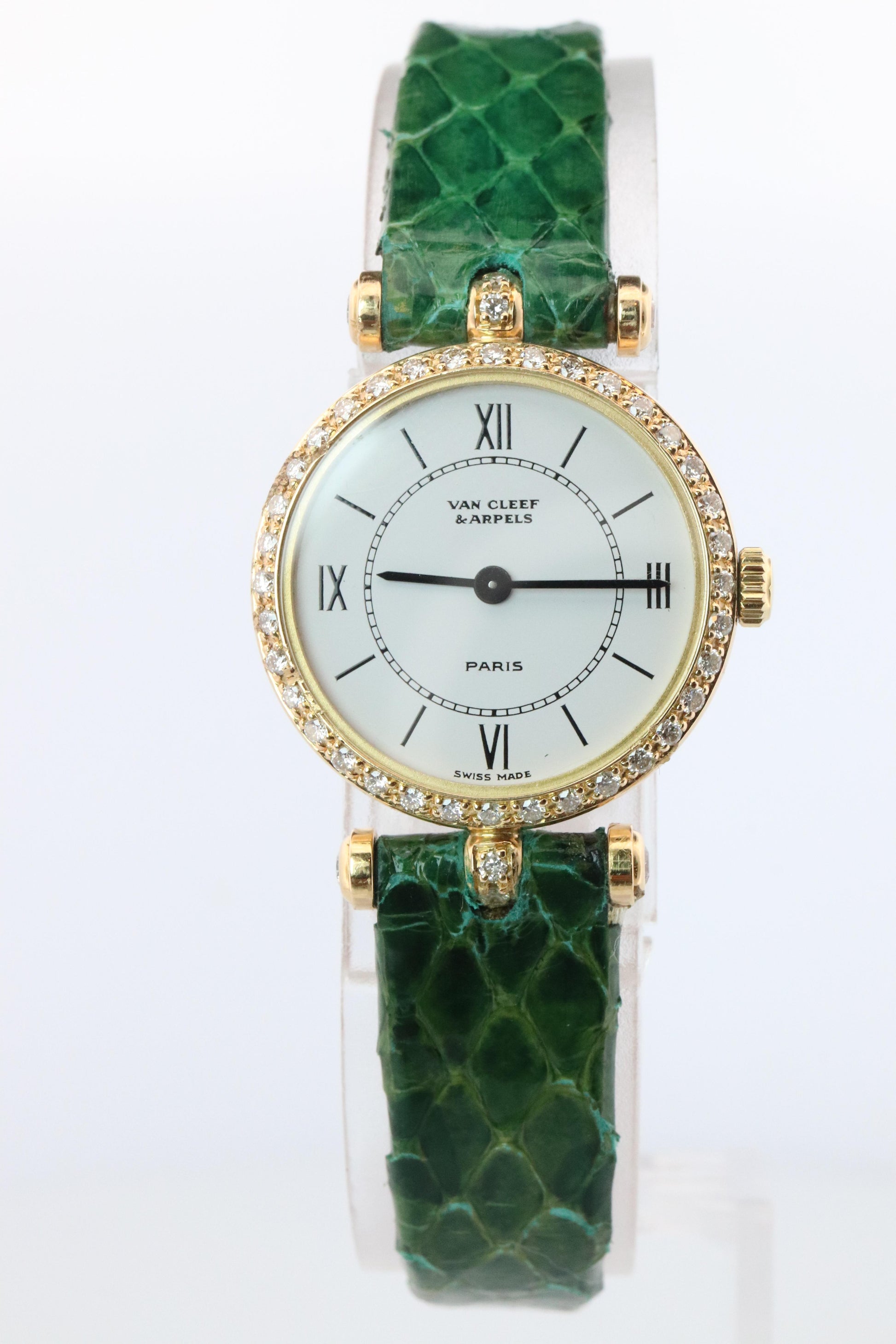 Van Cleef and Arpels 18901 B1 watch. 18k Gold VCA Classique Diamond Bezel.
