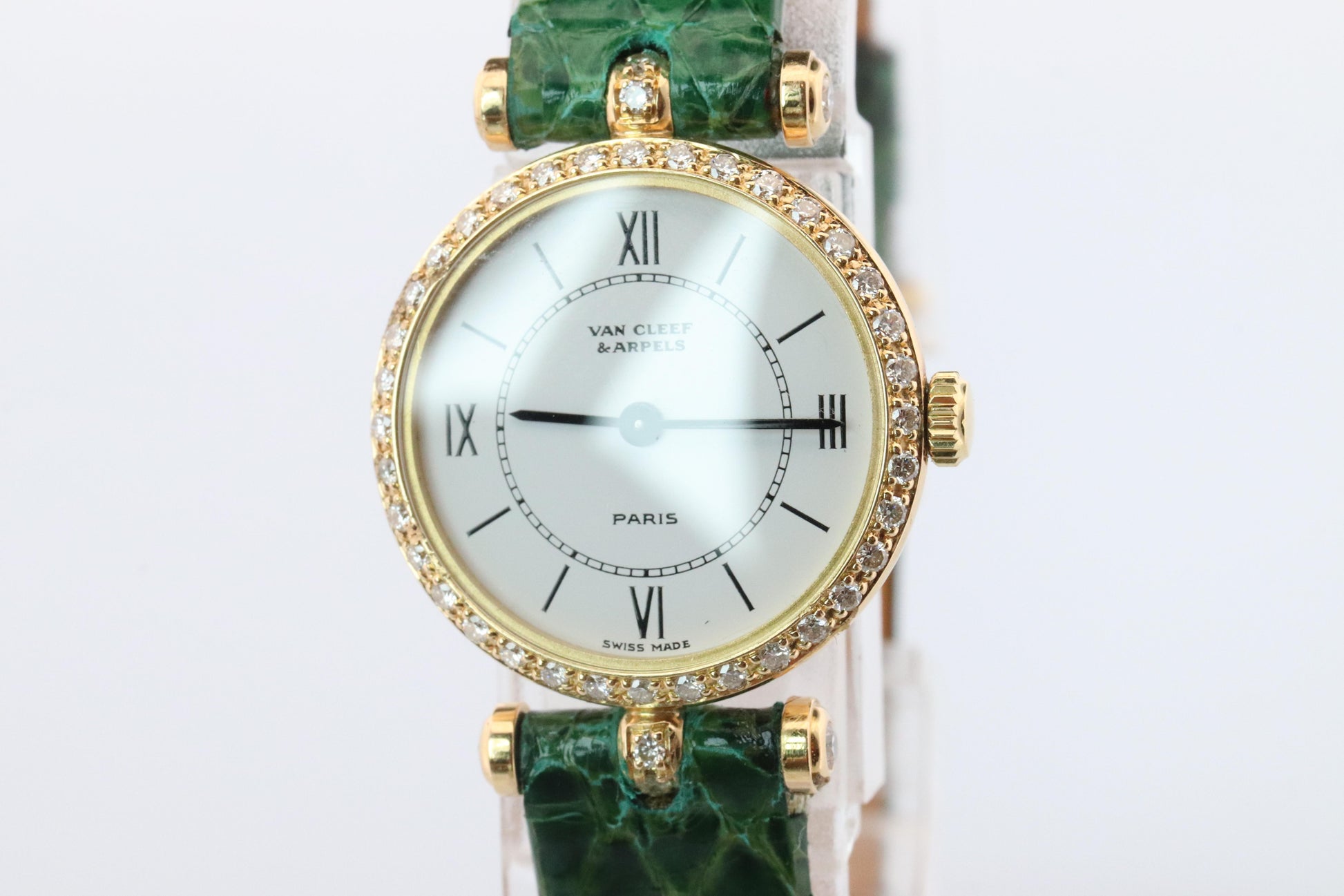 Van Cleef and Arpels 18901 B1 watch. 18k Gold VCA Classique Diamond Bezel.