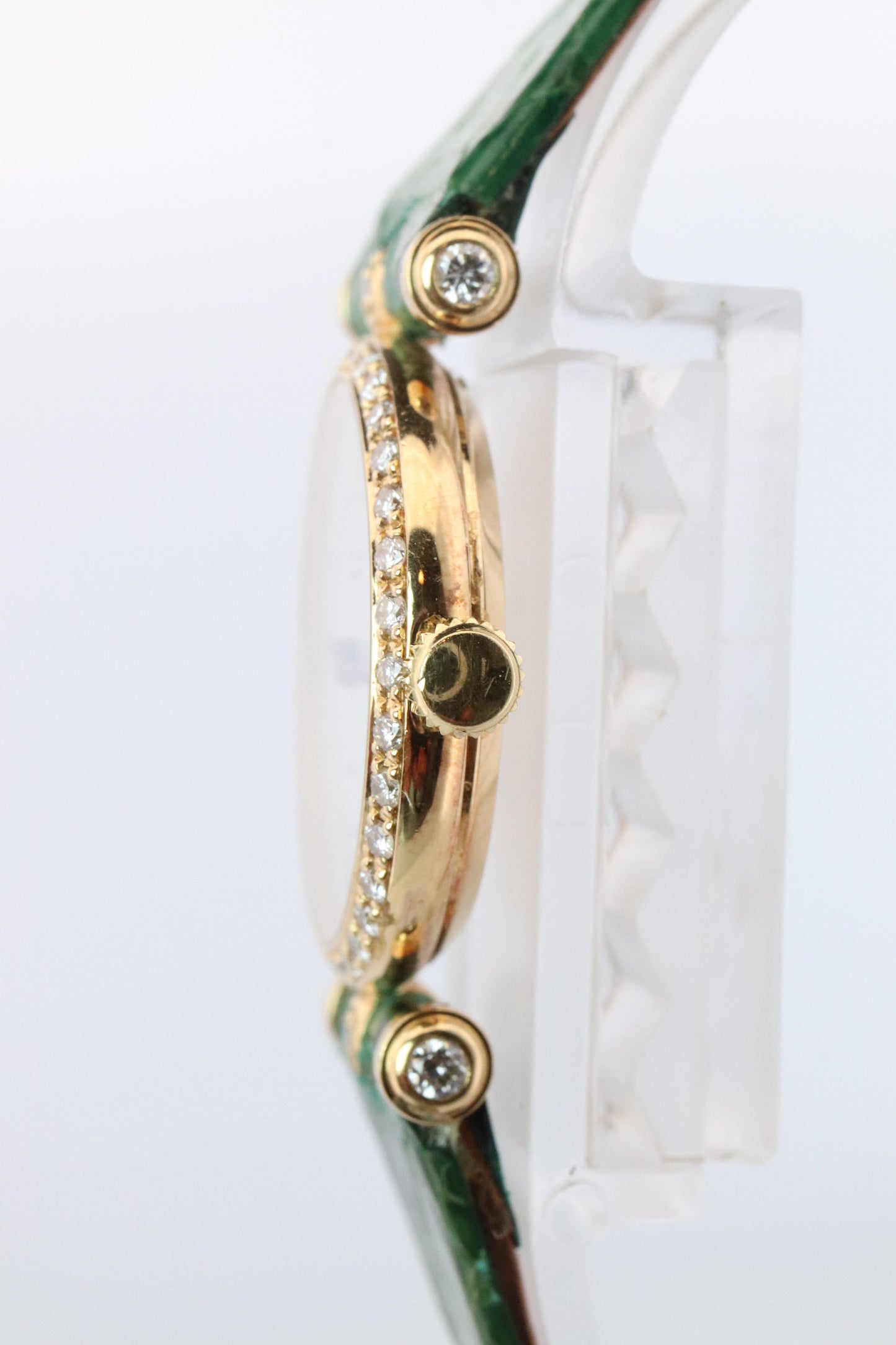 Van Cleef and Arpels 18901 B1 watch. 18k Gold VCA Classique Diamond Bezel.