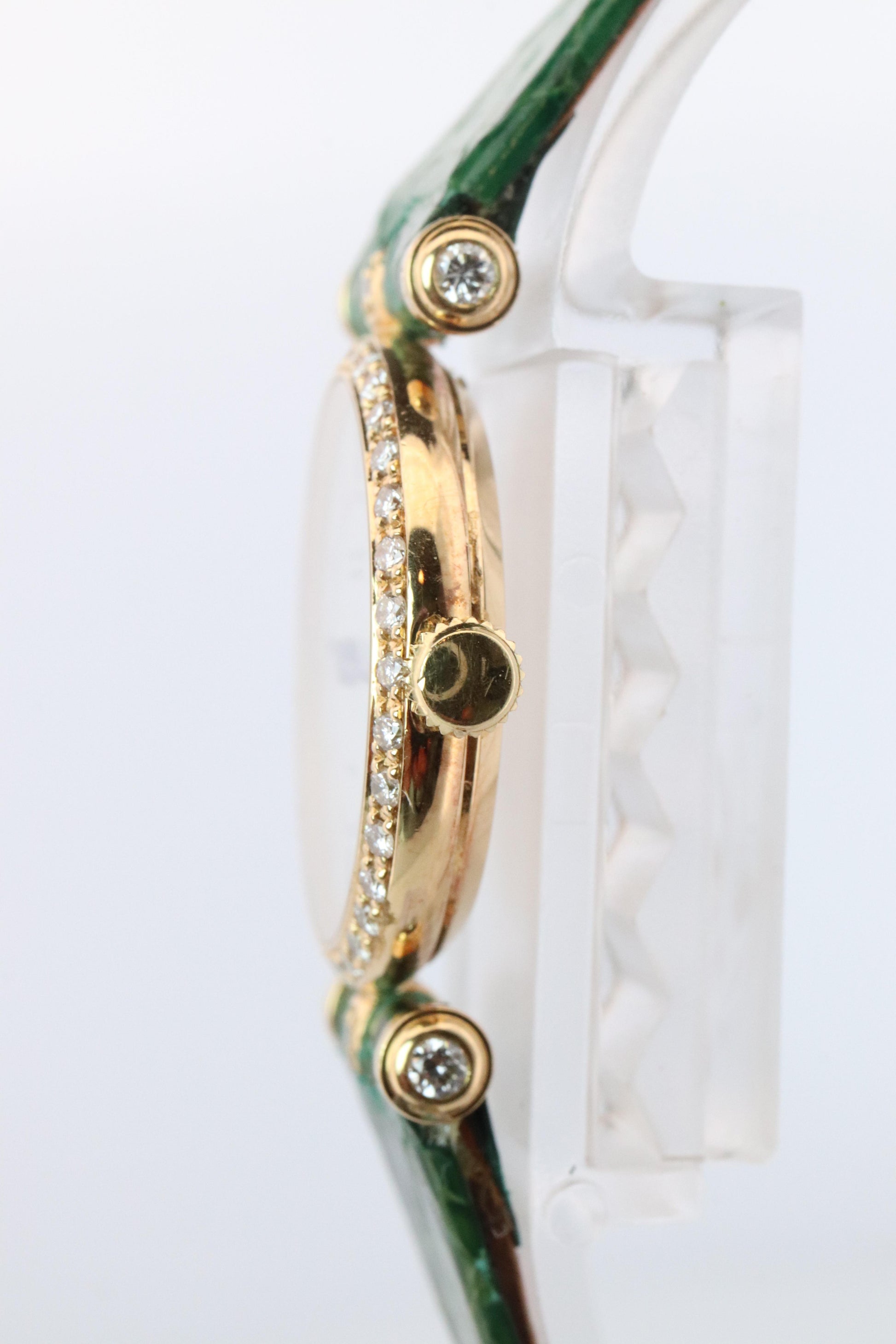 Van Cleef and Arpels 18901 B1 watch. 18k Gold VCA Classique Diamond Bezel.
