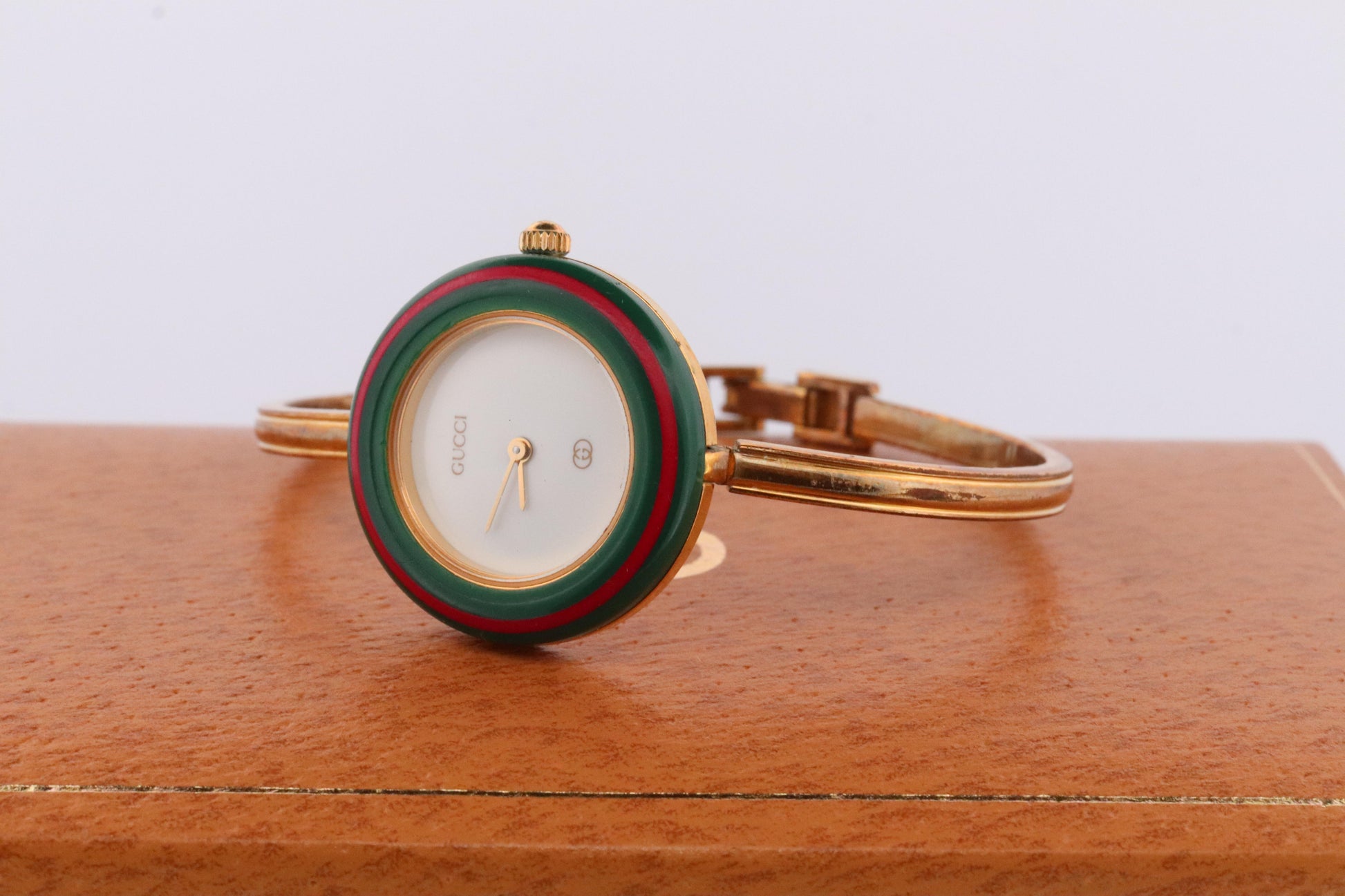 Vintage GUCCI Quartz 1100L Watch Timepiece. Gucci Ladies Bangle watch with BOX