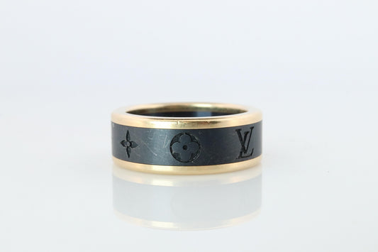 PreOwned Louis Vuitton Band. 18k Titanium Les Gastons Embossed Wide Ring.