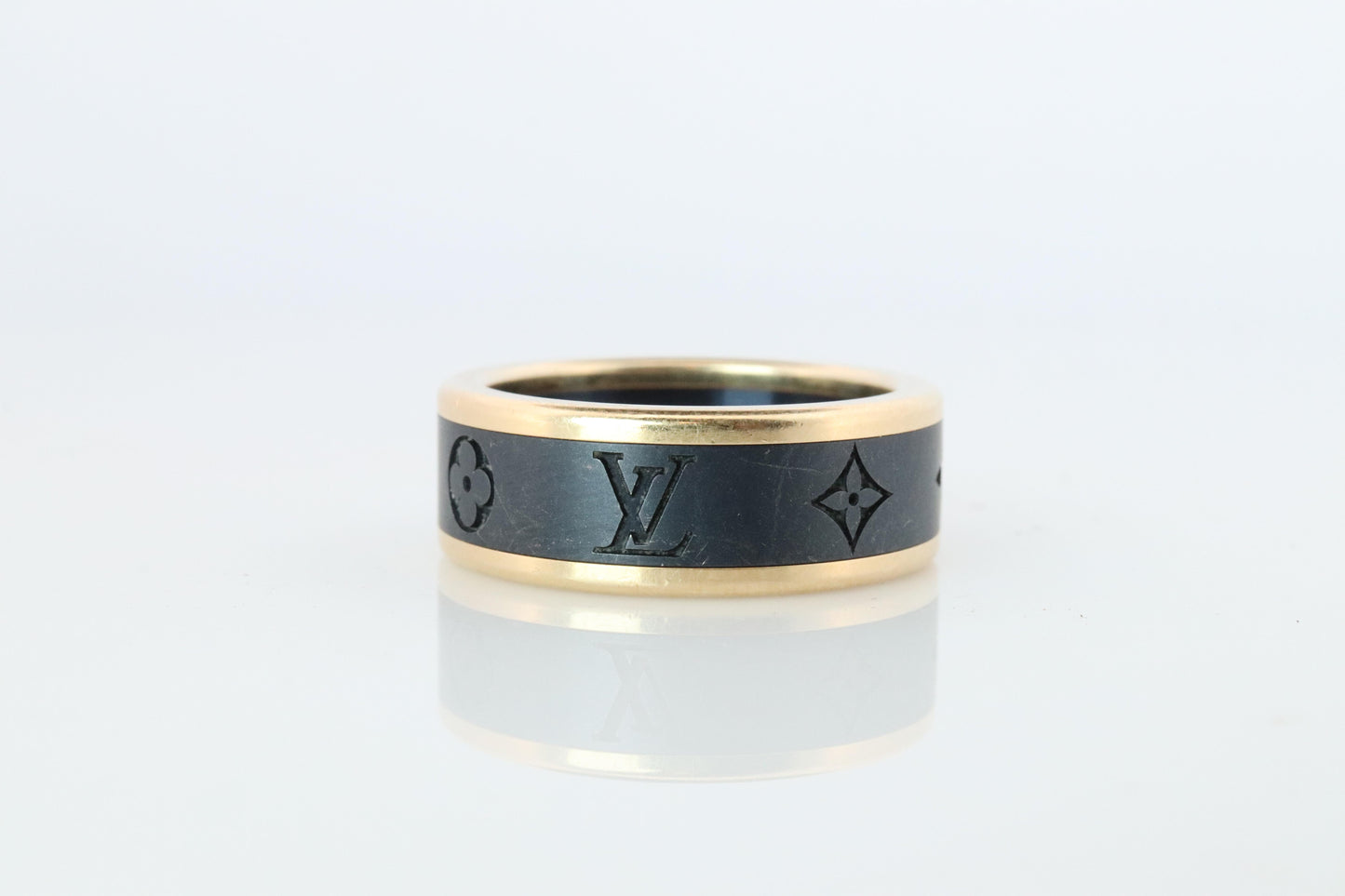 PreOwned Louis Vuitton Band. 18k Titanium Les Gastons Embossed Wide Ring.
