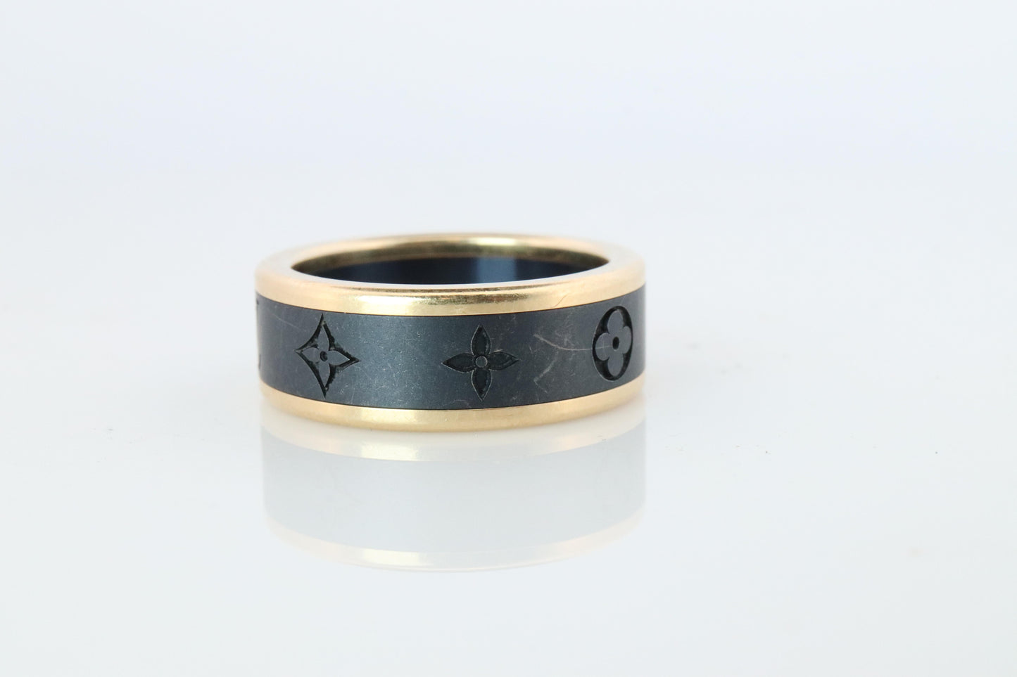PreOwned Louis Vuitton Band. 18k Titanium Les Gastons Embossed Wide Ring.
