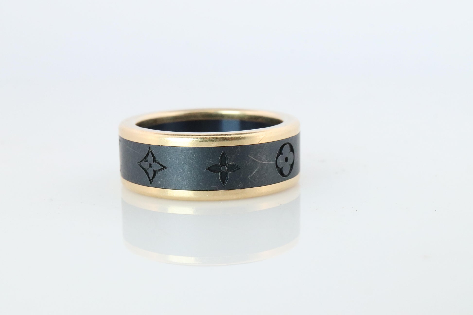 PreOwned Louis Vuitton Band. 18k Titanium Les Gastons Embossed Wide Ring.