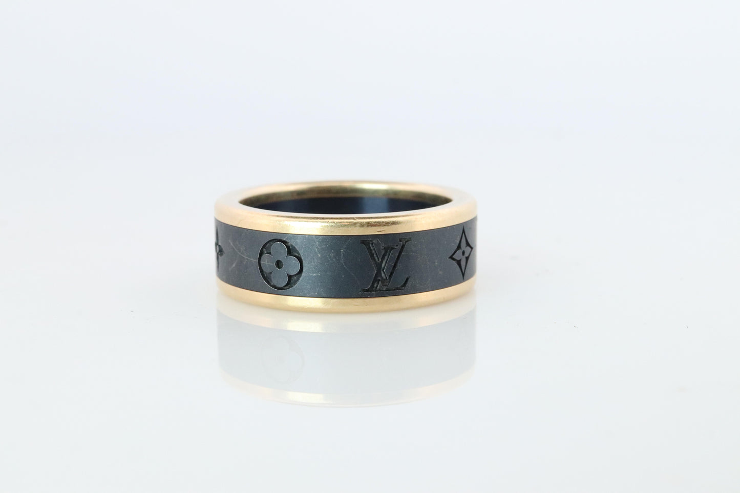 PreOwned Louis Vuitton Band. 18k Titanium Les Gastons Embossed Wide Ring.