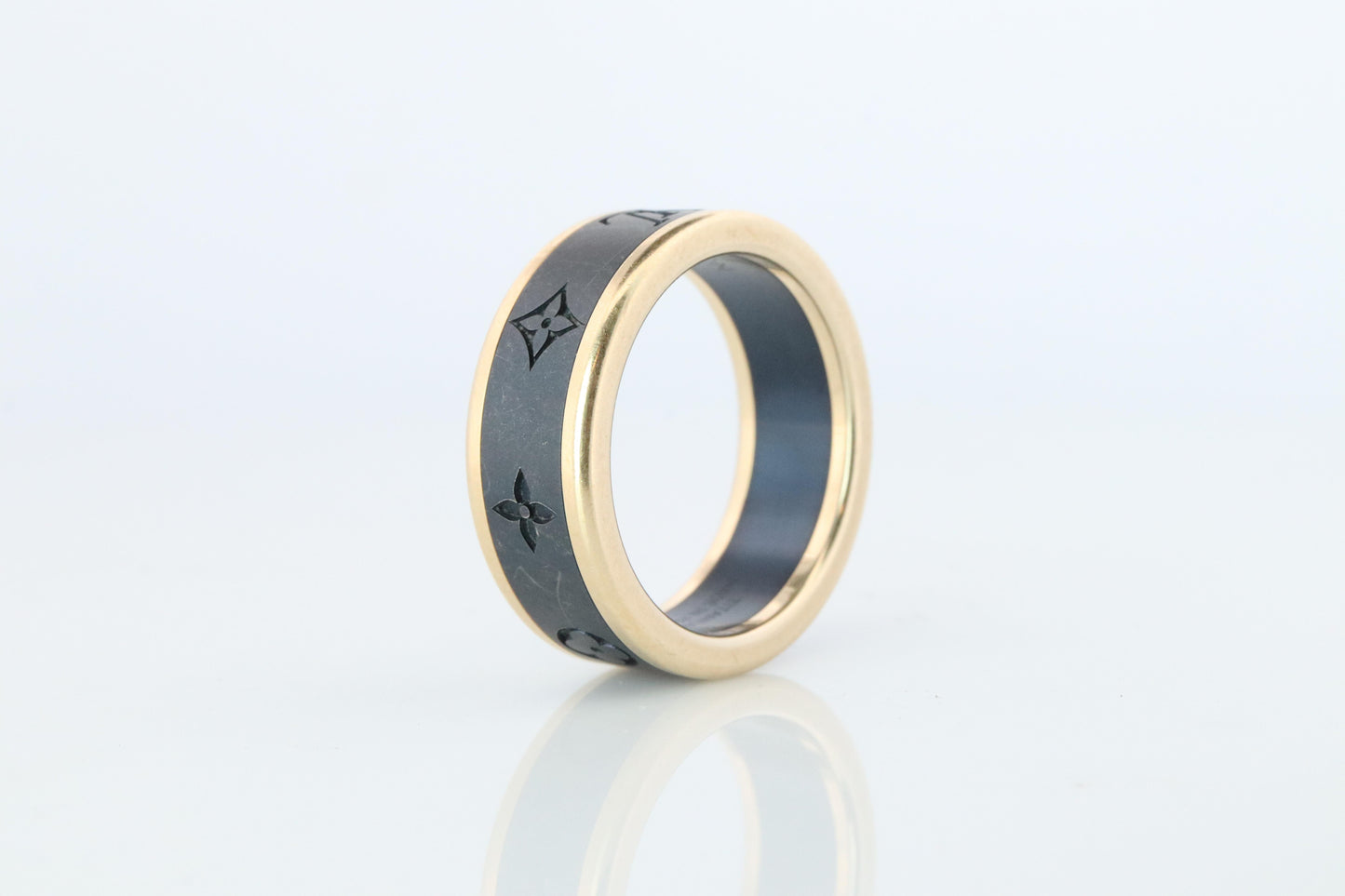 PreOwned Louis Vuitton Band. 18k Titanium Les Gastons Embossed Wide Ring.