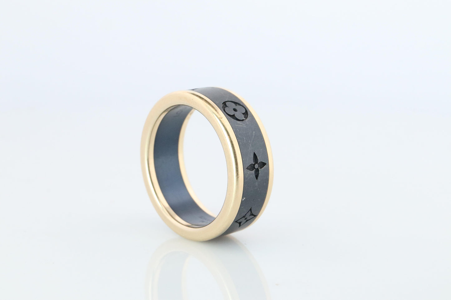 PreOwned Louis Vuitton Band. 18k Titanium Les Gastons Embossed Wide Ring.