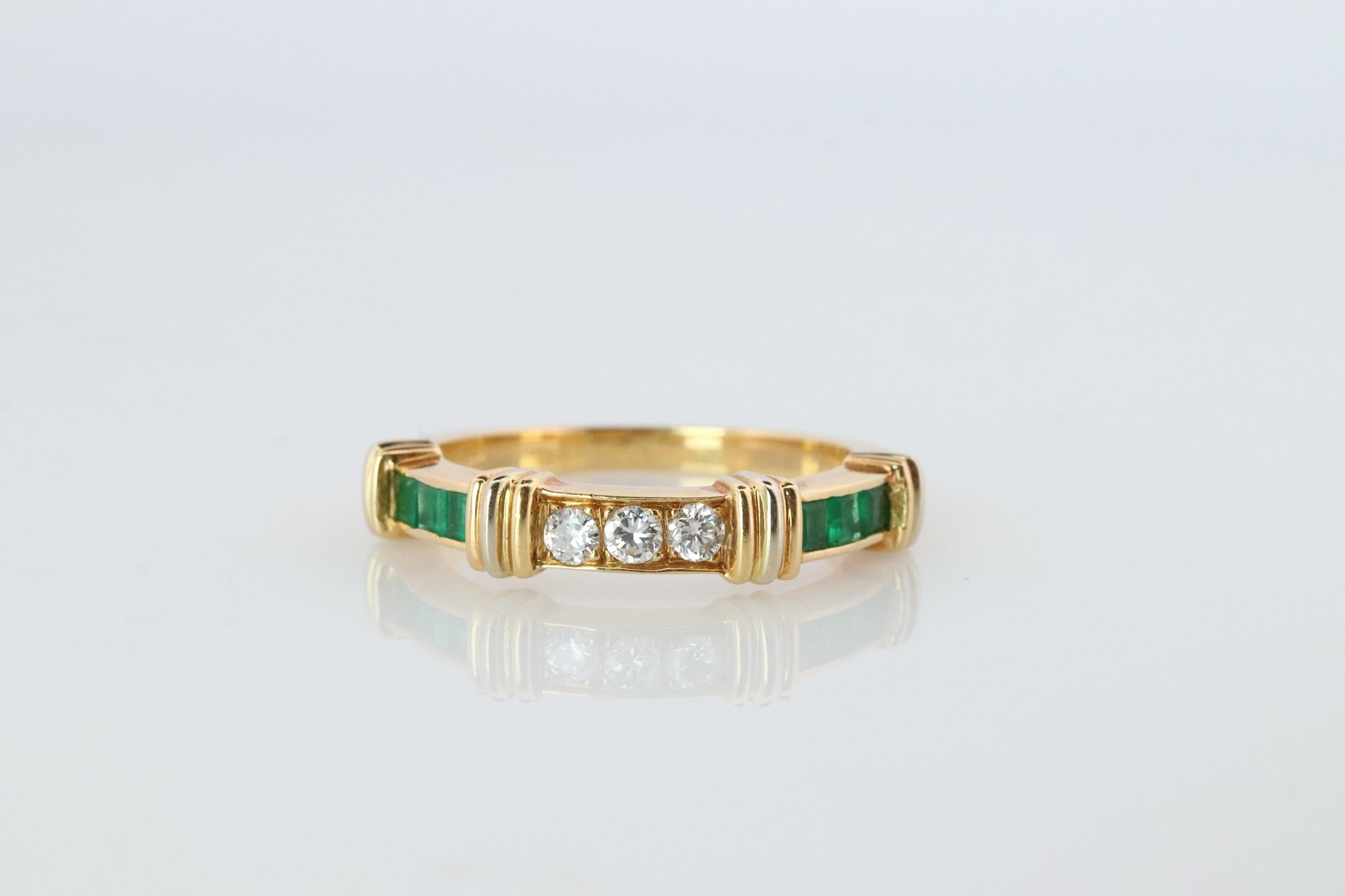 CARTIER Contessa 18k 750 Yellow Gold Ring. Cartier Diamond and Emerald Band