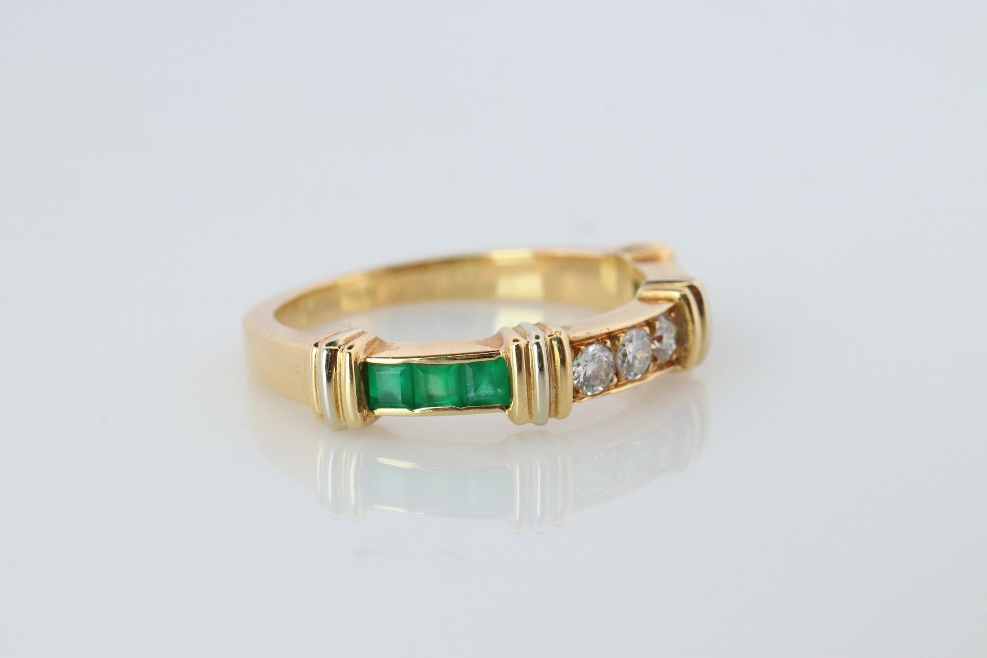 CARTIER Contessa 18k 750 Yellow Gold Ring. Cartier Diamond and Emerald Band