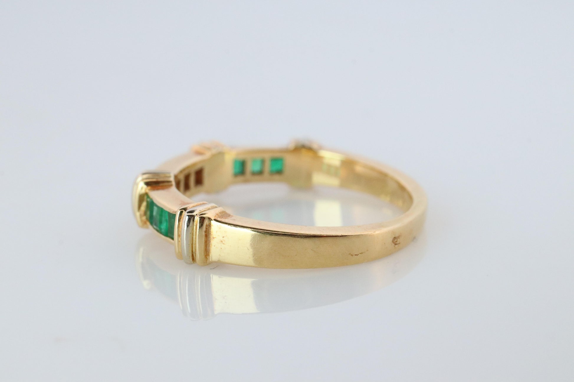 CARTIER Contessa 18k 750 Yellow Gold Ring. Cartier Diamond and Emerald Band